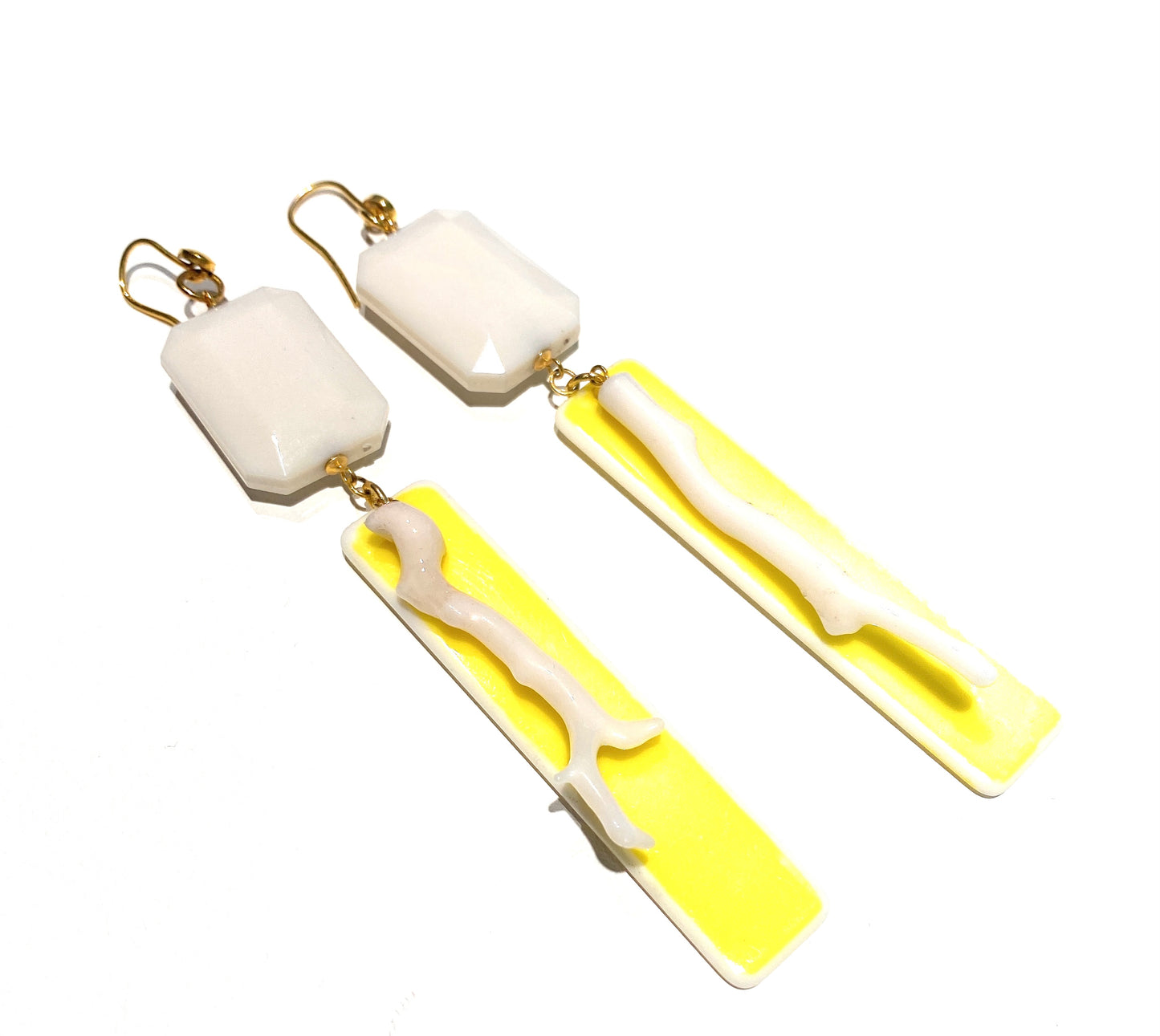 Orecchini pendenti lunghi in argento 925 con corallo bianco naturale e resina colorata – diWa Jewels