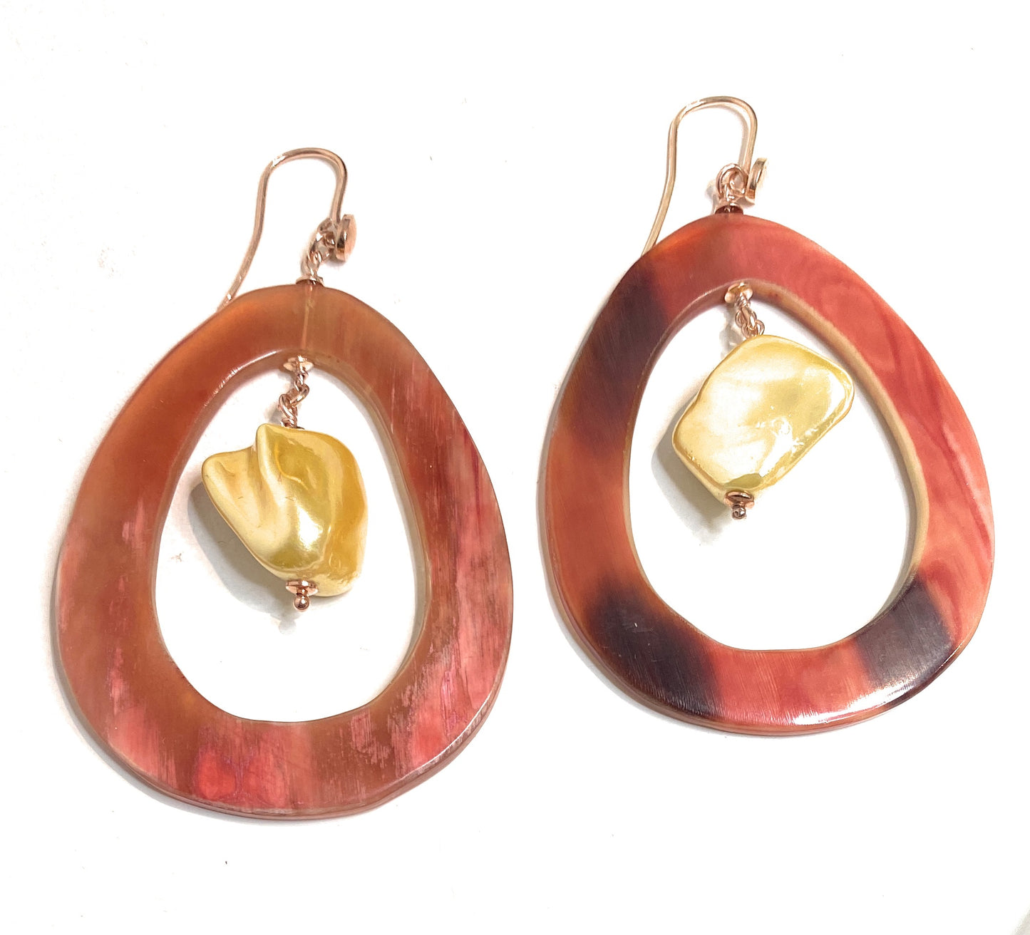Orecchini corno bufalo perla fresh water dorata barocca argento sterling pendente ad amo