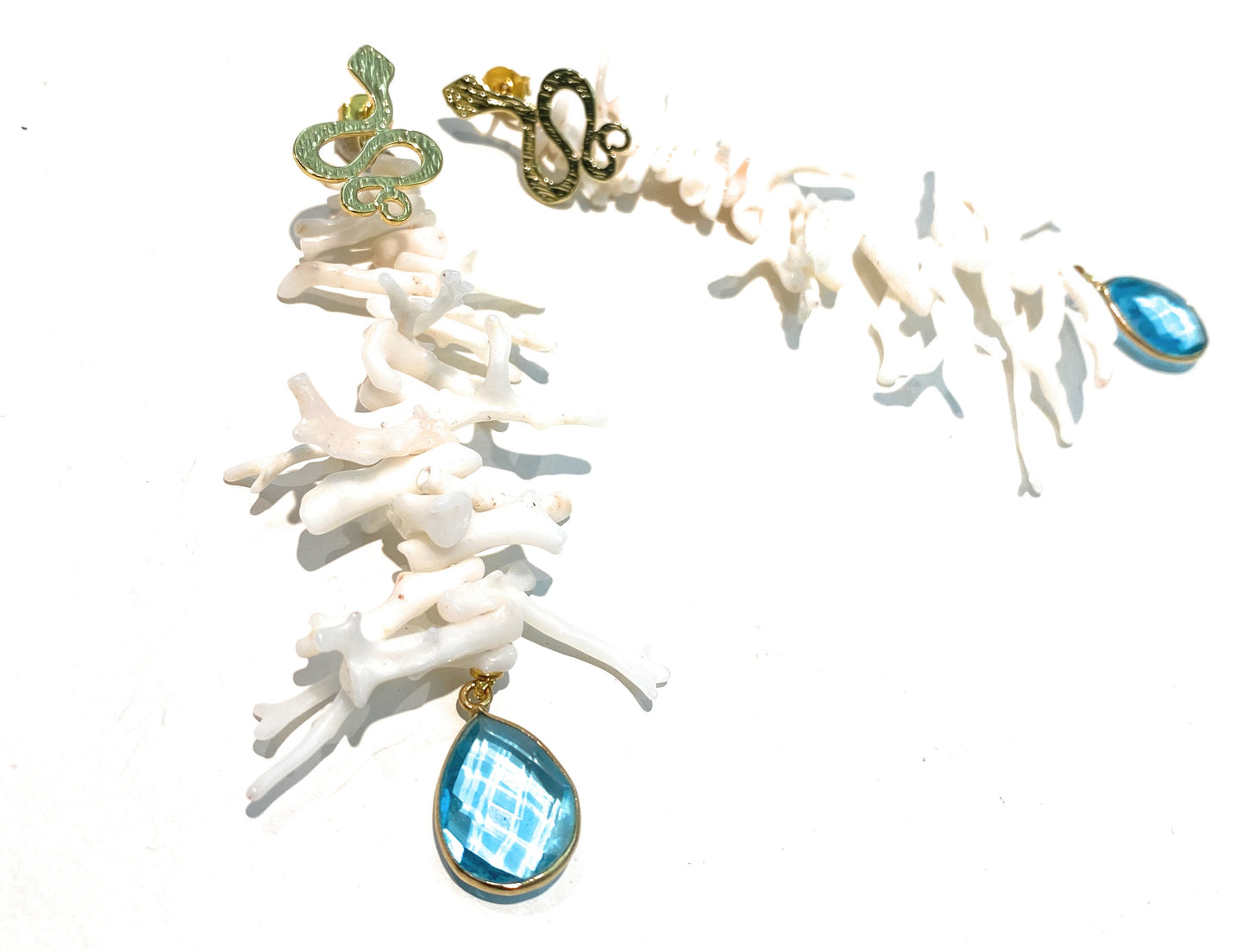 Orecchini pendenti frange corallo bianco gocce azzurre argento sterling galvanica gialla personalizzabili