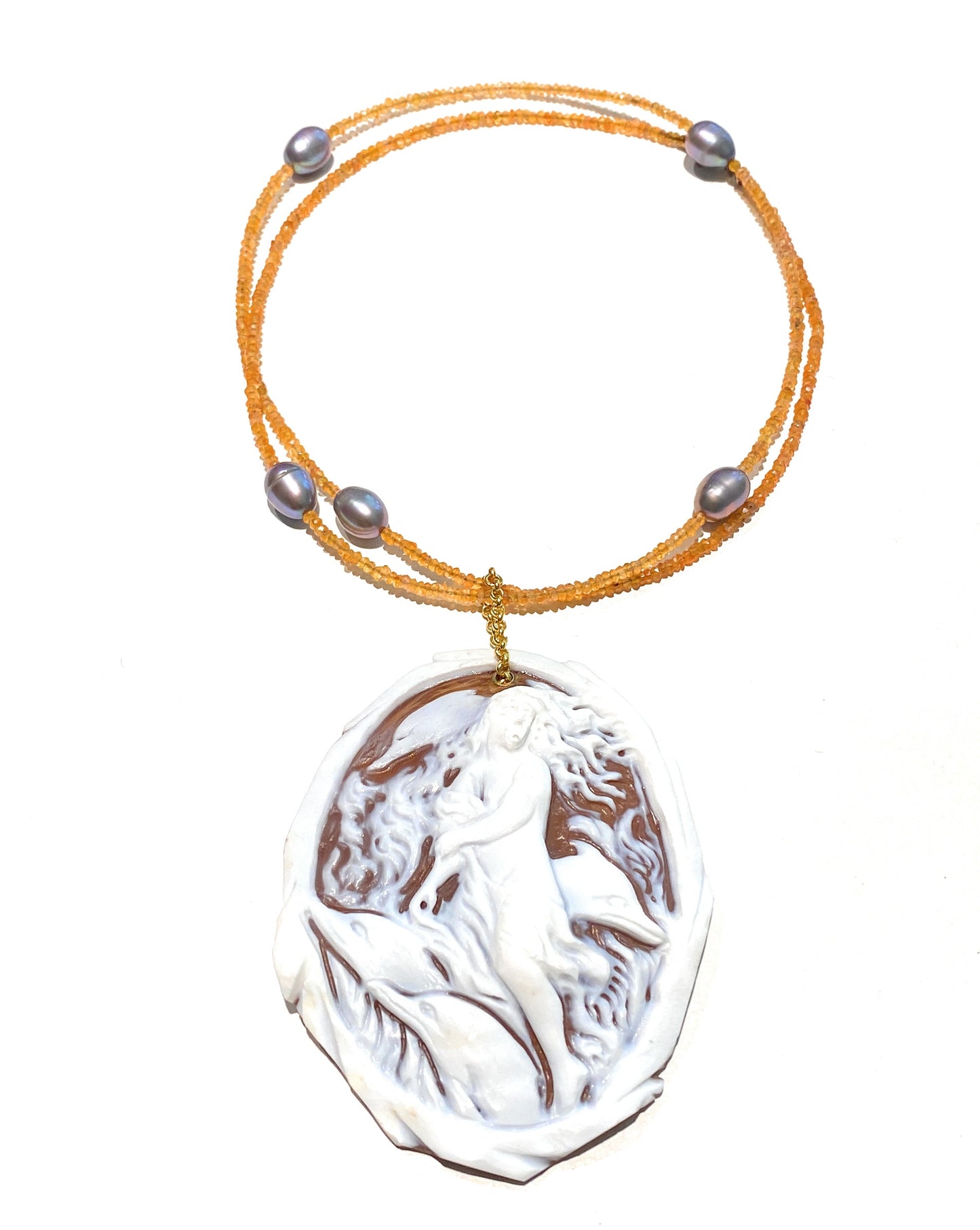 Collana con Ciondolo Cammeo Ovale con Delfini in Argento 925 e Perle Grigie – Gioiello Elegante