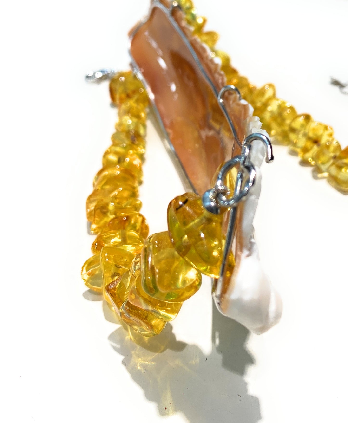 Collana choker ambra del Baltico e centrale cameo naturale inciso a mano