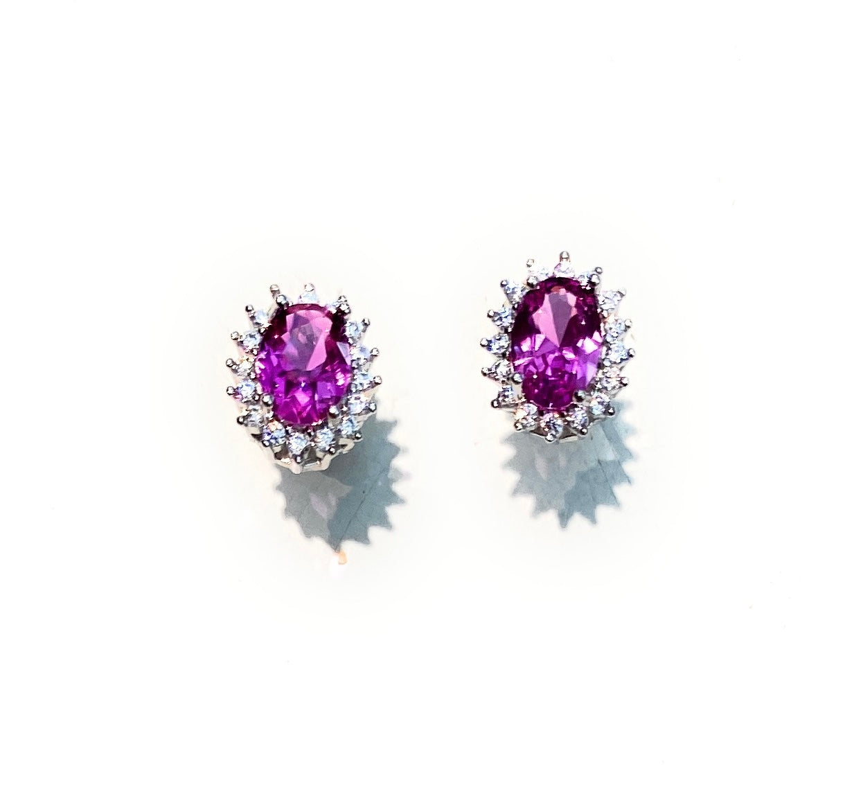 Orecchini a lobo zircone colorato verde smeraldo con contorno zirconi bianchi argento sterling rodio bianco chiusura con farfallina