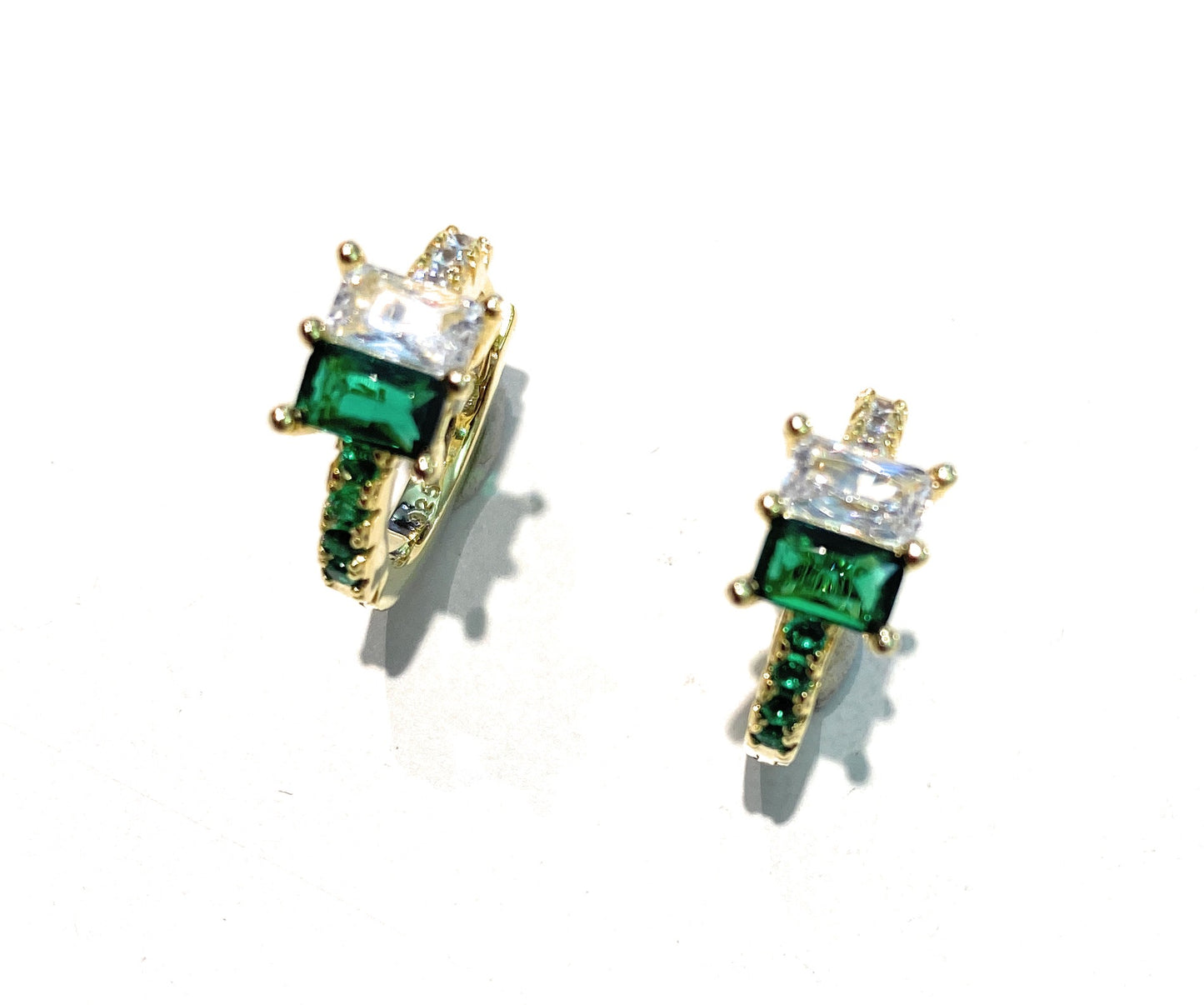 Orecchini a cerchietto baguette bianche e colorati e piccoli zirconi verdi e bianchi di contorno argento sterling placcato oro giallo