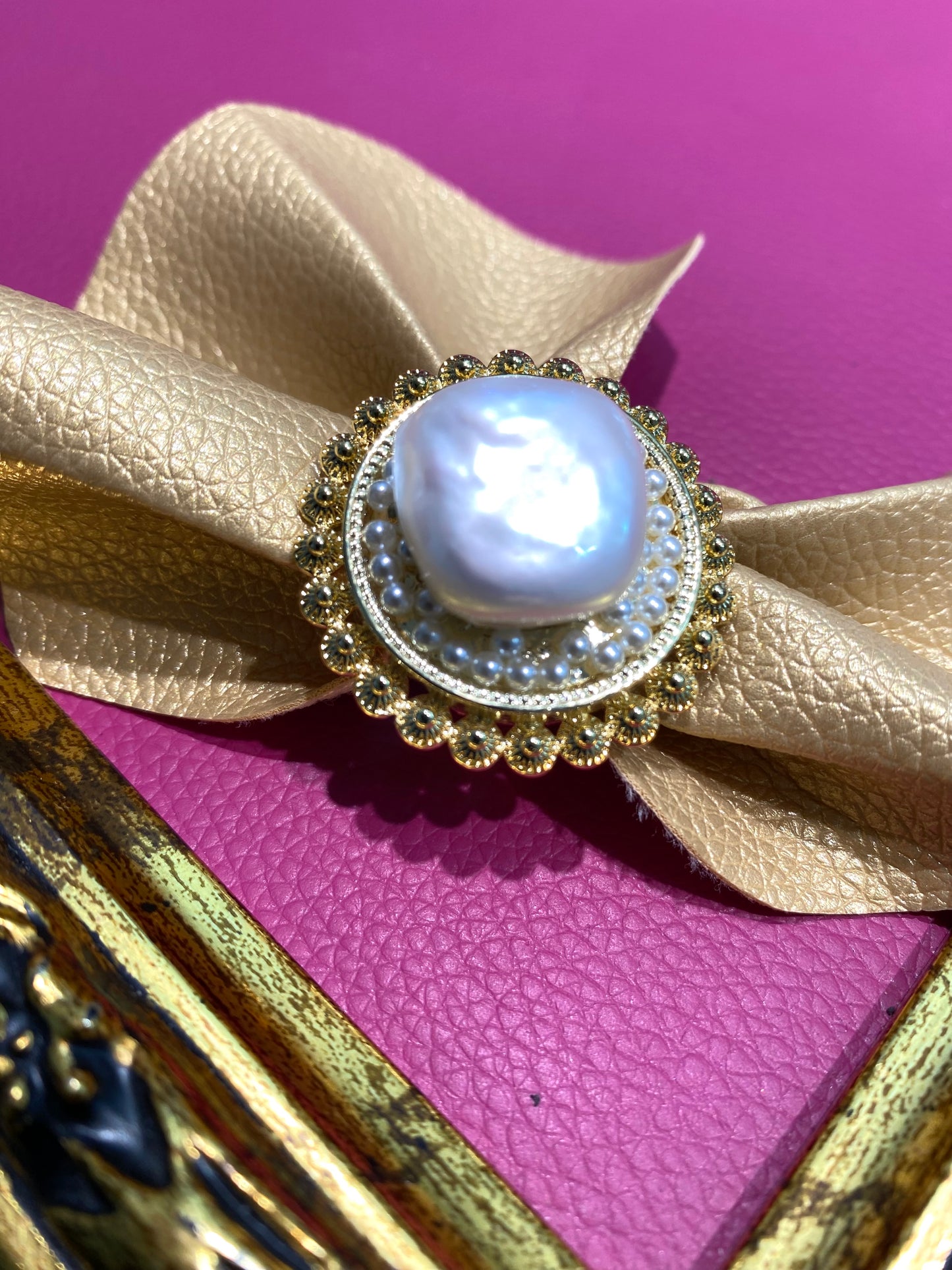Anello filigrana e perlina con centrale perla bianca barocca in bronzo placcato oro giallo