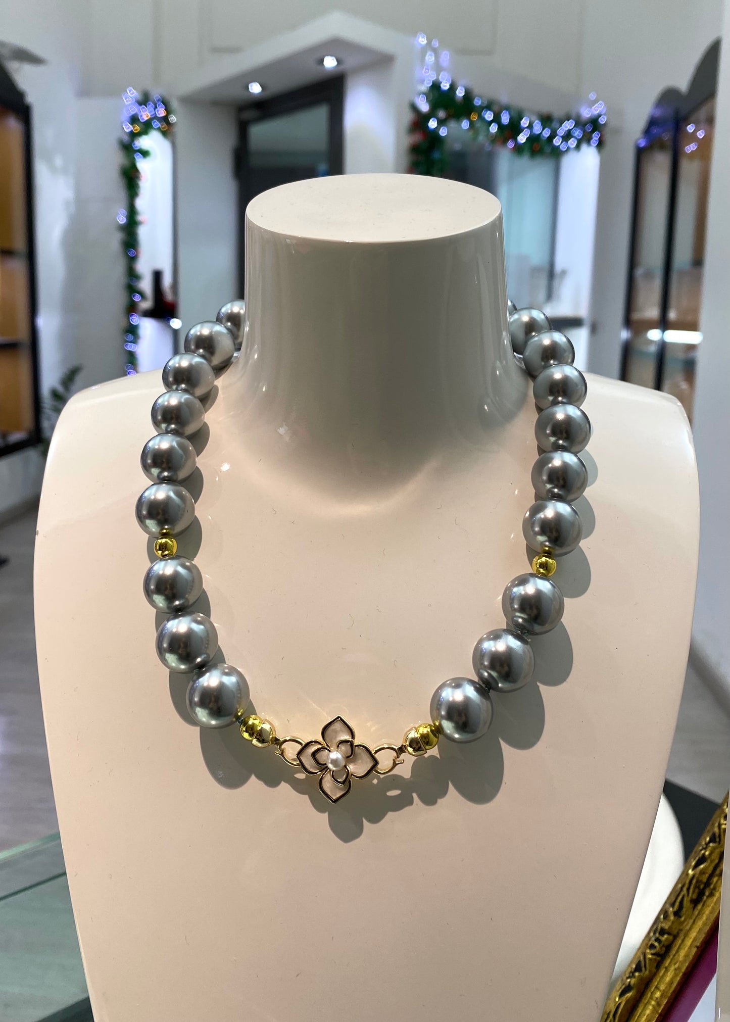 Collana diWa Jewels Perle Grigie chiusura Fiore Madreperla e Smalto Pezzo Unico