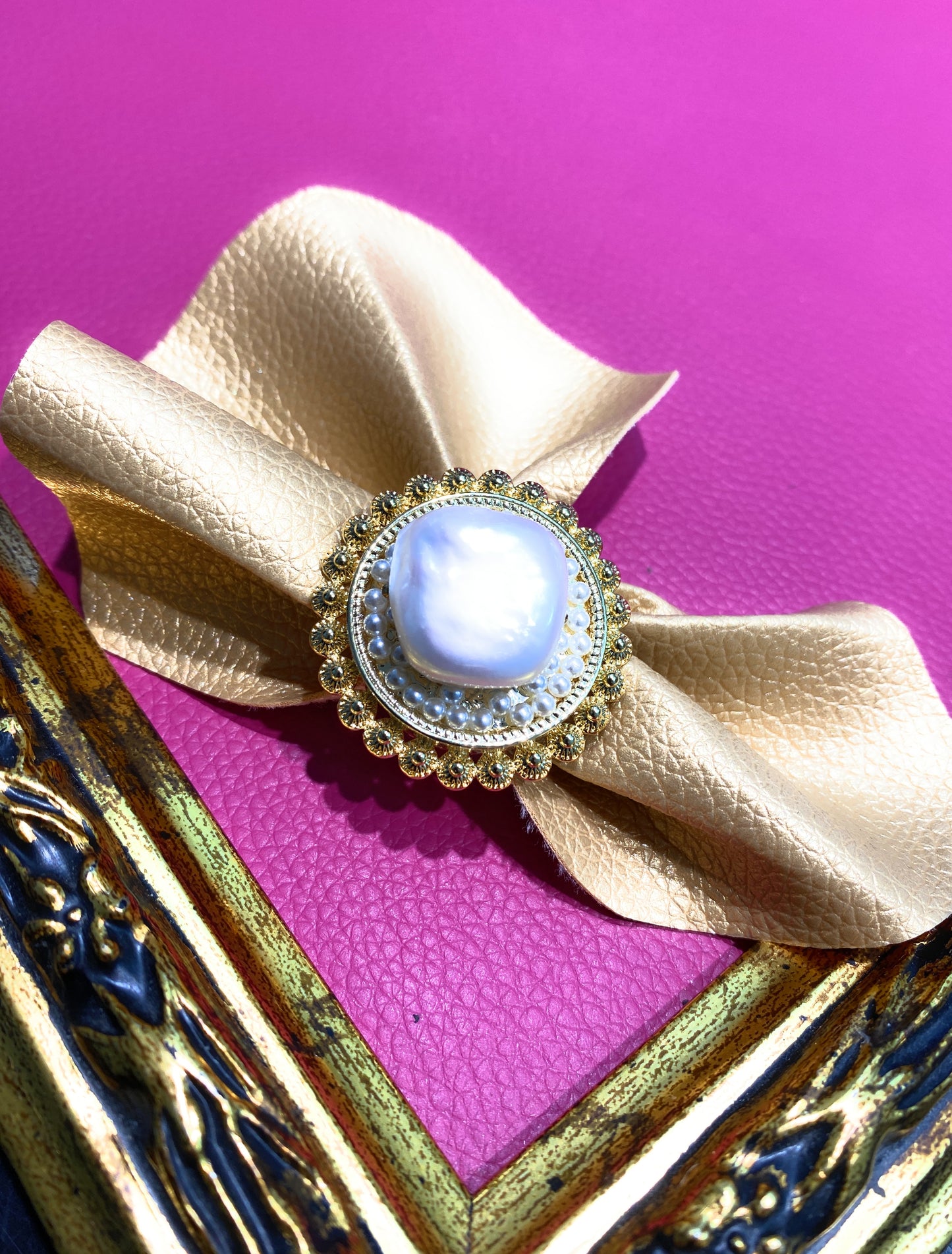 Anello filigrana e perlina con centrale perla bianca barocca in bronzo placcato oro giallo
