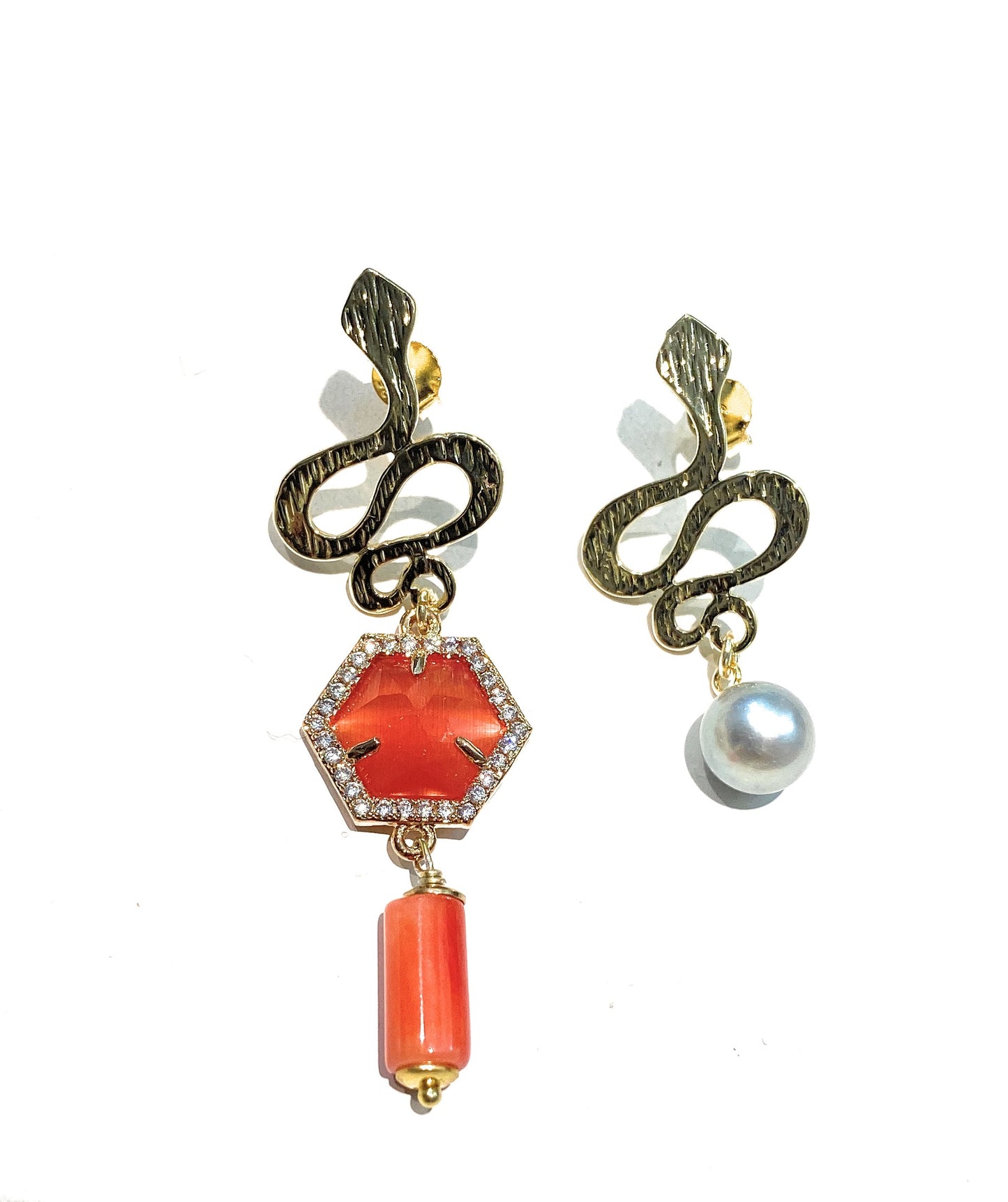 Mono orecchino serpentino a lobo pendenti con pietre dure argento sterling placcato oro giallo fatto a mano