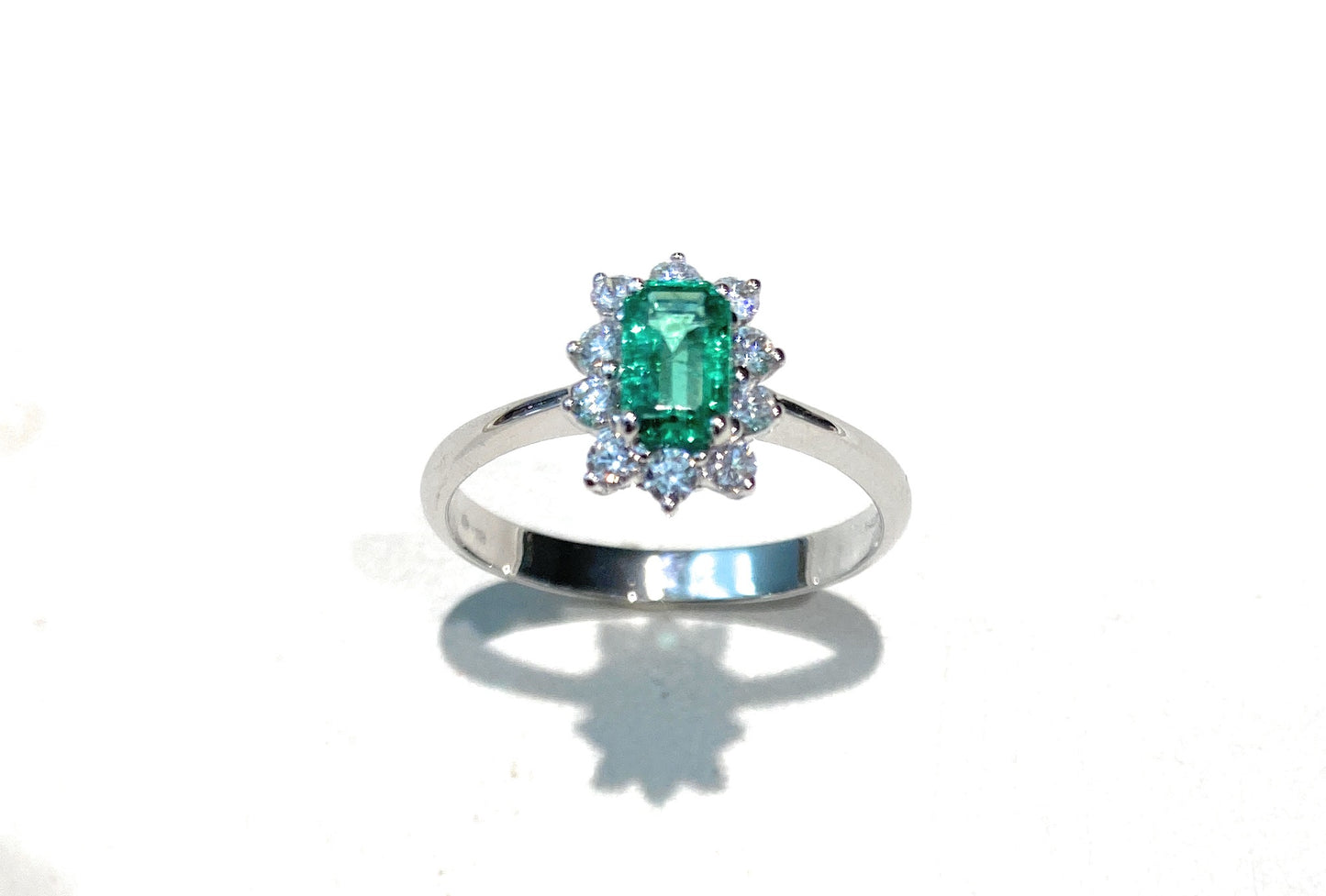Anello smeraldo e contorno diamanti naturali oro bianco 18 kt