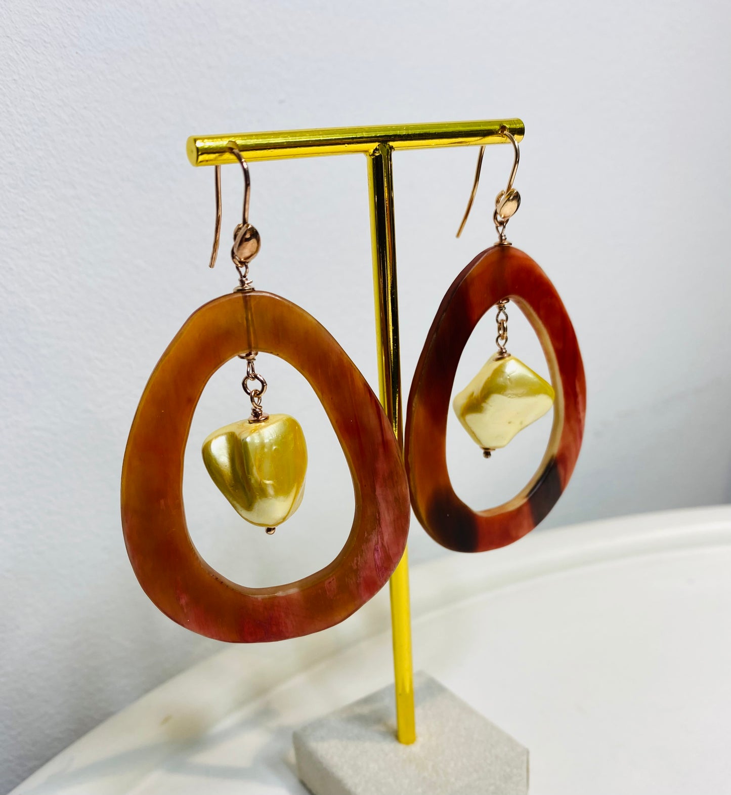 Orecchini corno bufalo perla fresh water dorata barocca argento sterling pendente ad amo