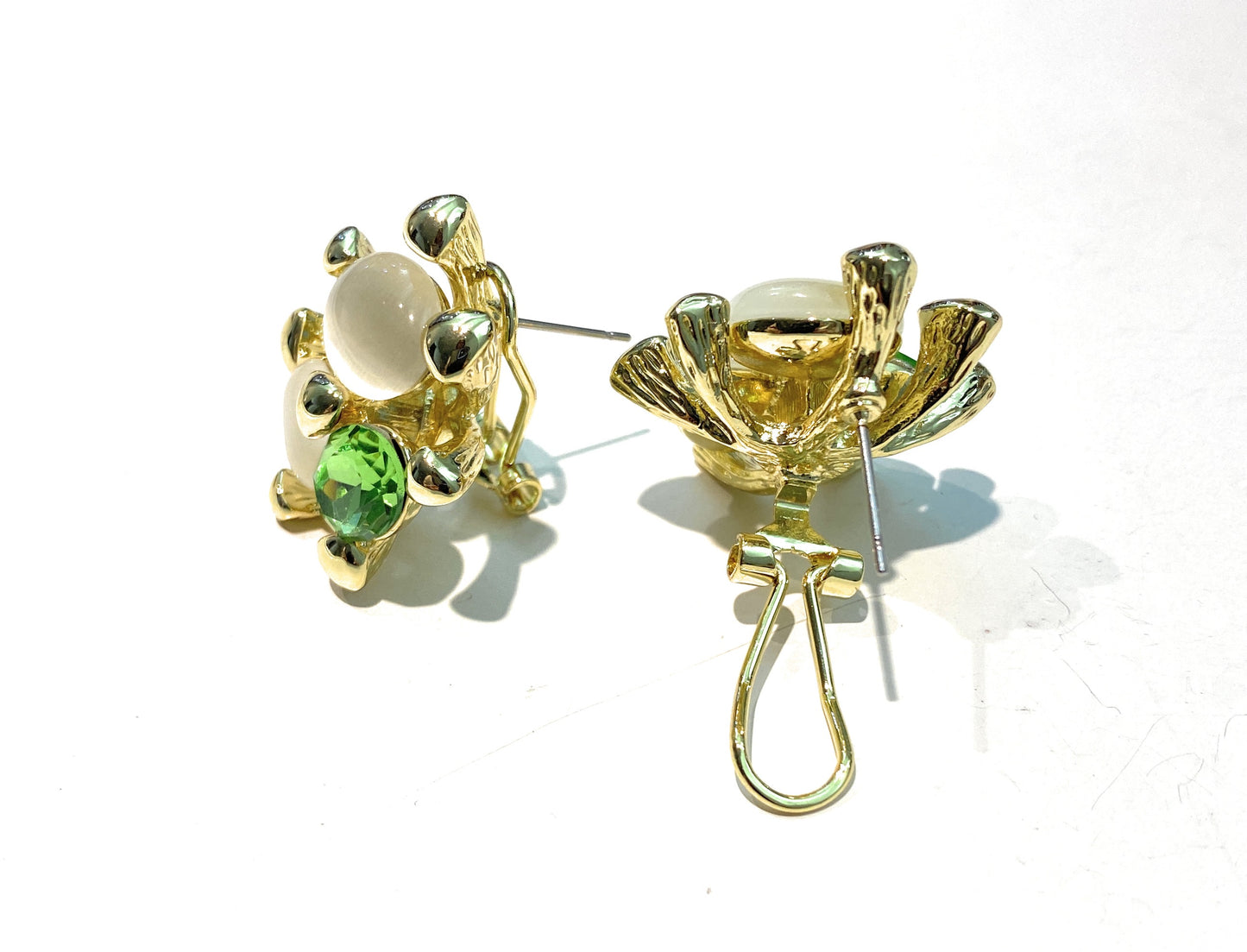Orecchini a bottone bronzo e pietre dure cabochon verde e rosa cipria perno e clips placcato oro giallo