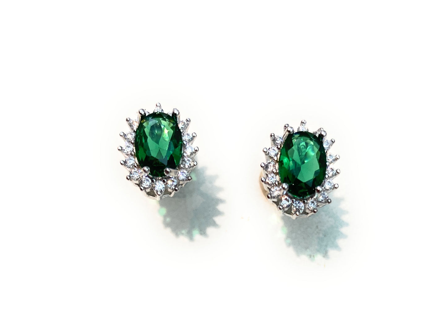 Orecchini a lobo zircone colorato verde smeraldo con contorno zirconi bianchi argento sterling rodio bianco chiusura con farfallina