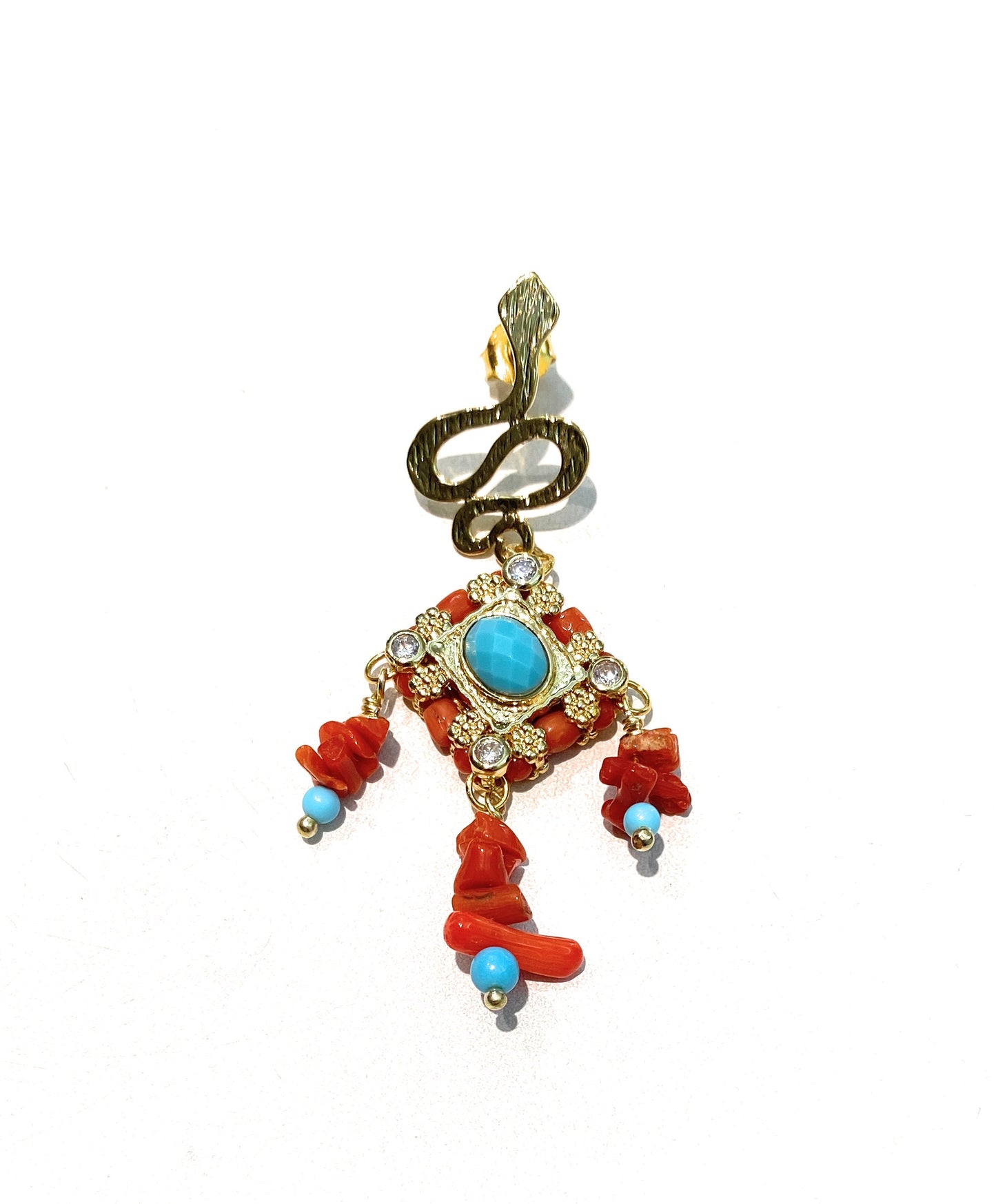 Mono orecchino corallo rosso naturale e elementi con pietre dure in argento sterling placcato oro giallo fatto a mano