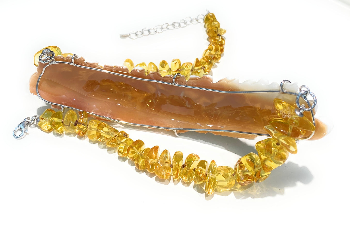 Collana choker ambra del Baltico e centrale cameo naturale inciso a mano