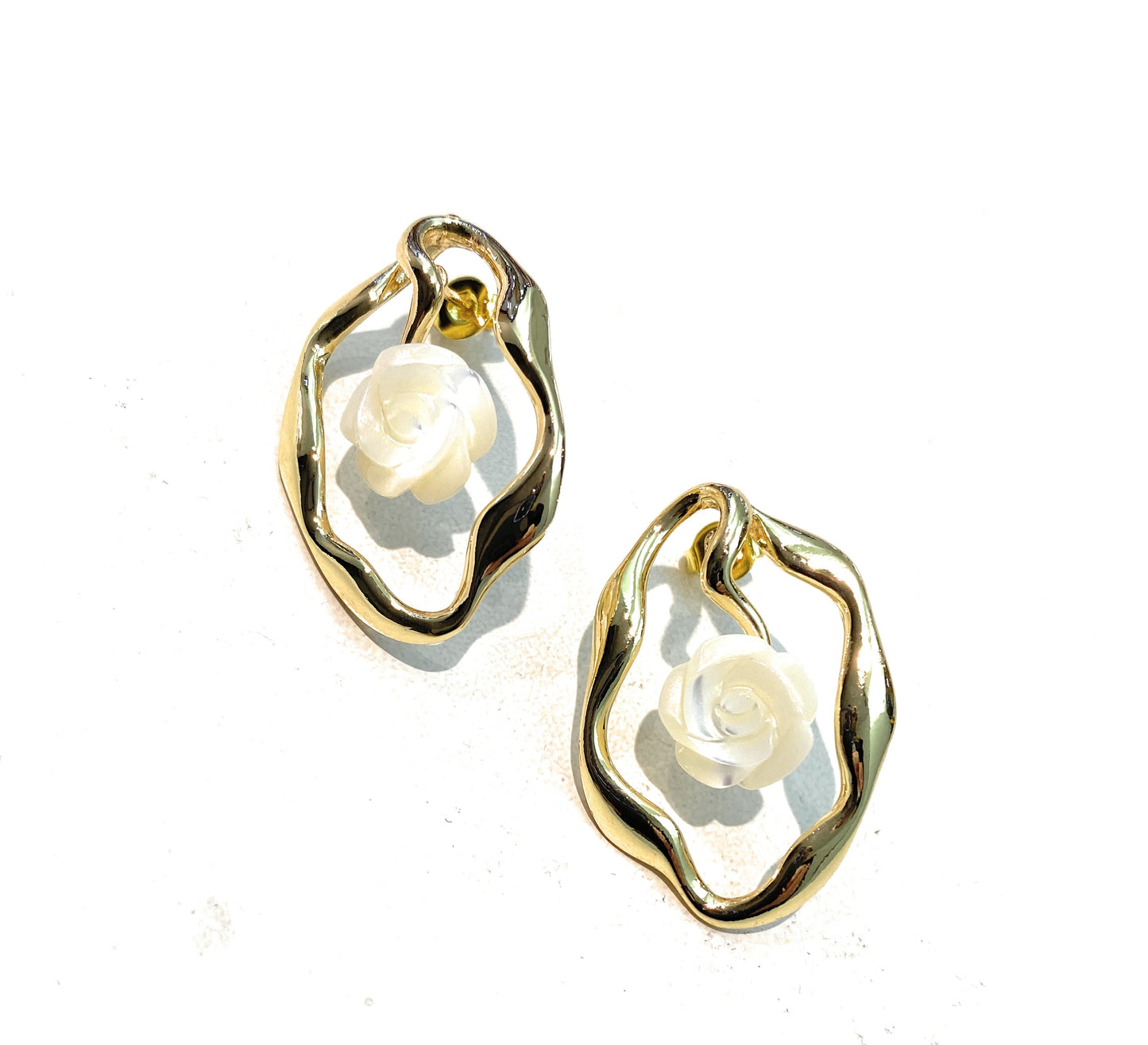 Orecchini Donna con Rosellina Madreperla Bianca e Galvanica Oro – Eleganti 3,2 cm