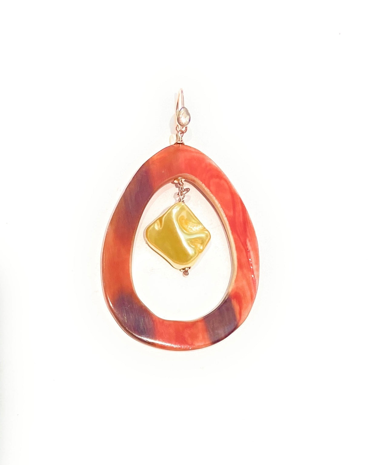 Orecchini corno bufalo perla fresh water dorata barocca argento sterling pendente ad amo