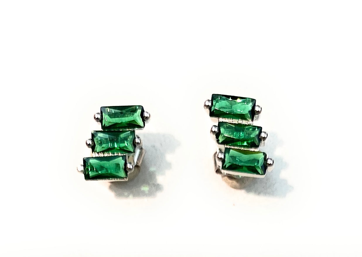 Orecchini a lobo tre file baguette tipo smeraldo argento sterling farfallina