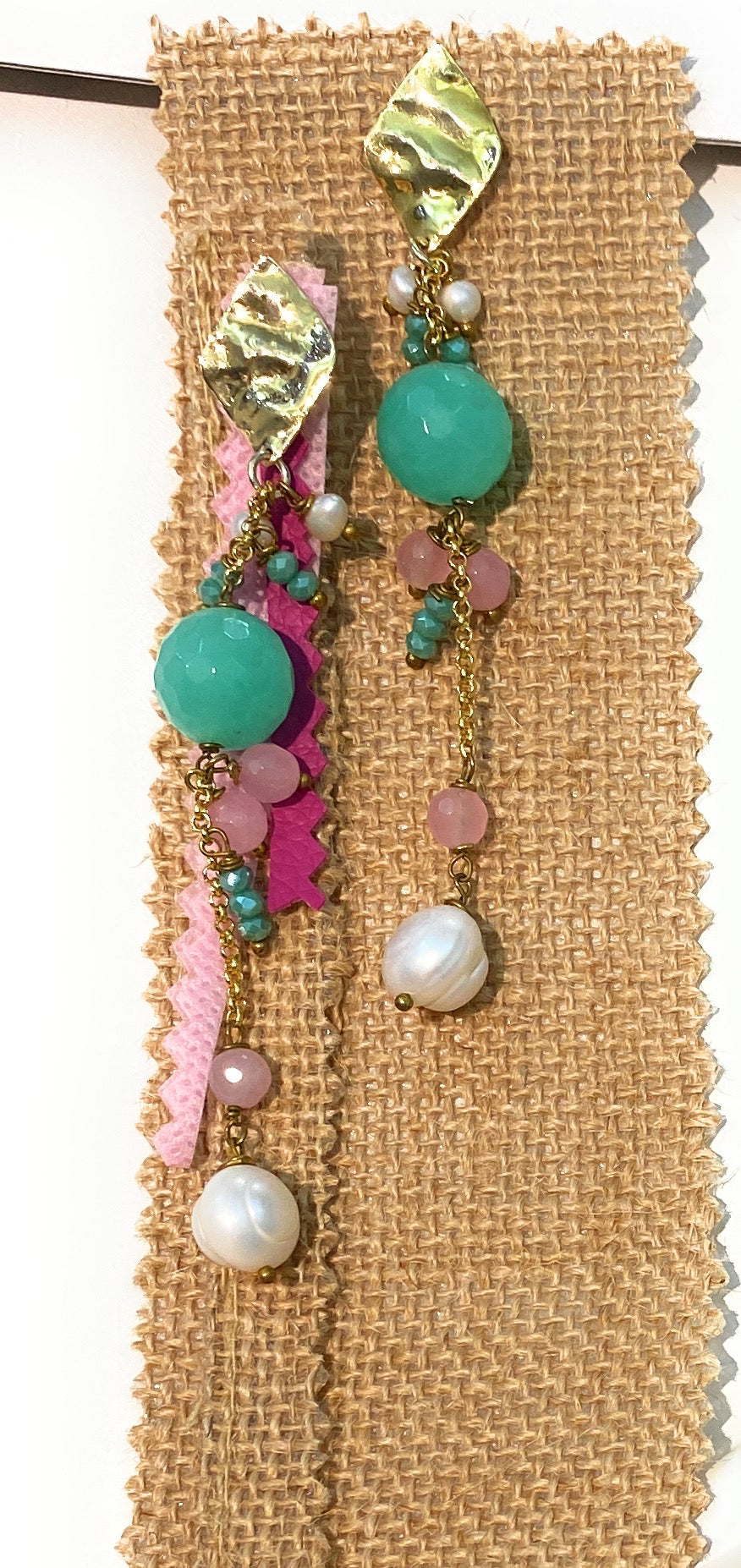 Orecchini diWa Jewels pendenti con agata verde e rosa con perle barocche in ottone galvanizzato giallo