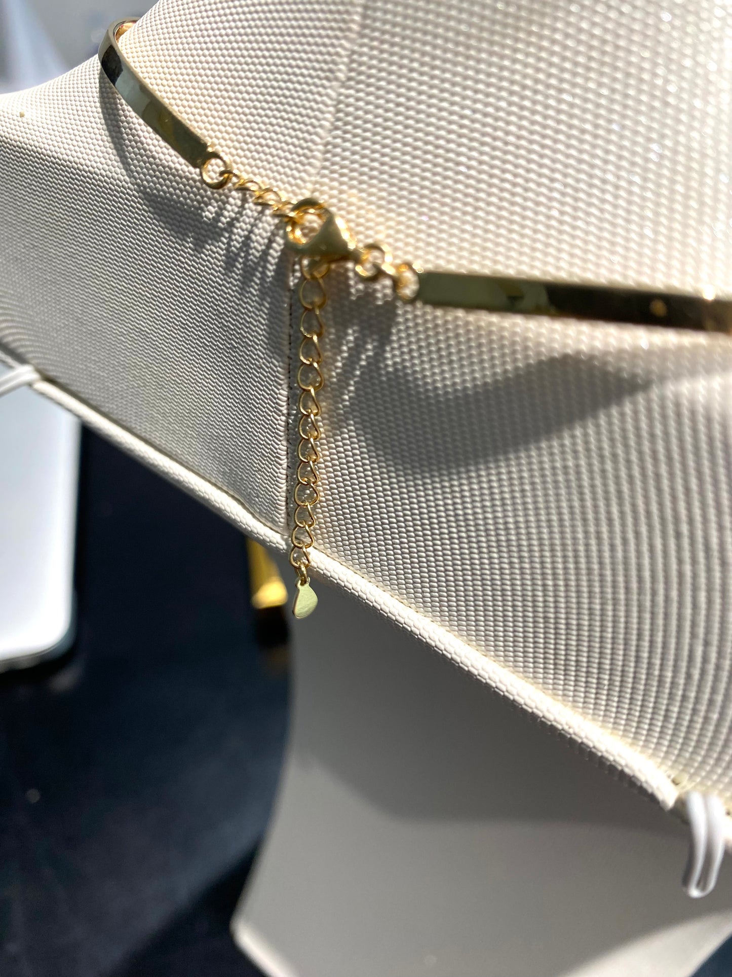 Collana semirigida a V in argento sterling con catenella rolò per la regolazione