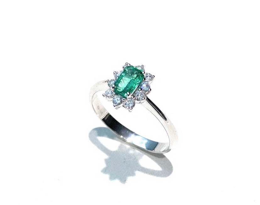 Anello smeraldo e contorno diamanti naturali oro bianco 18 kt