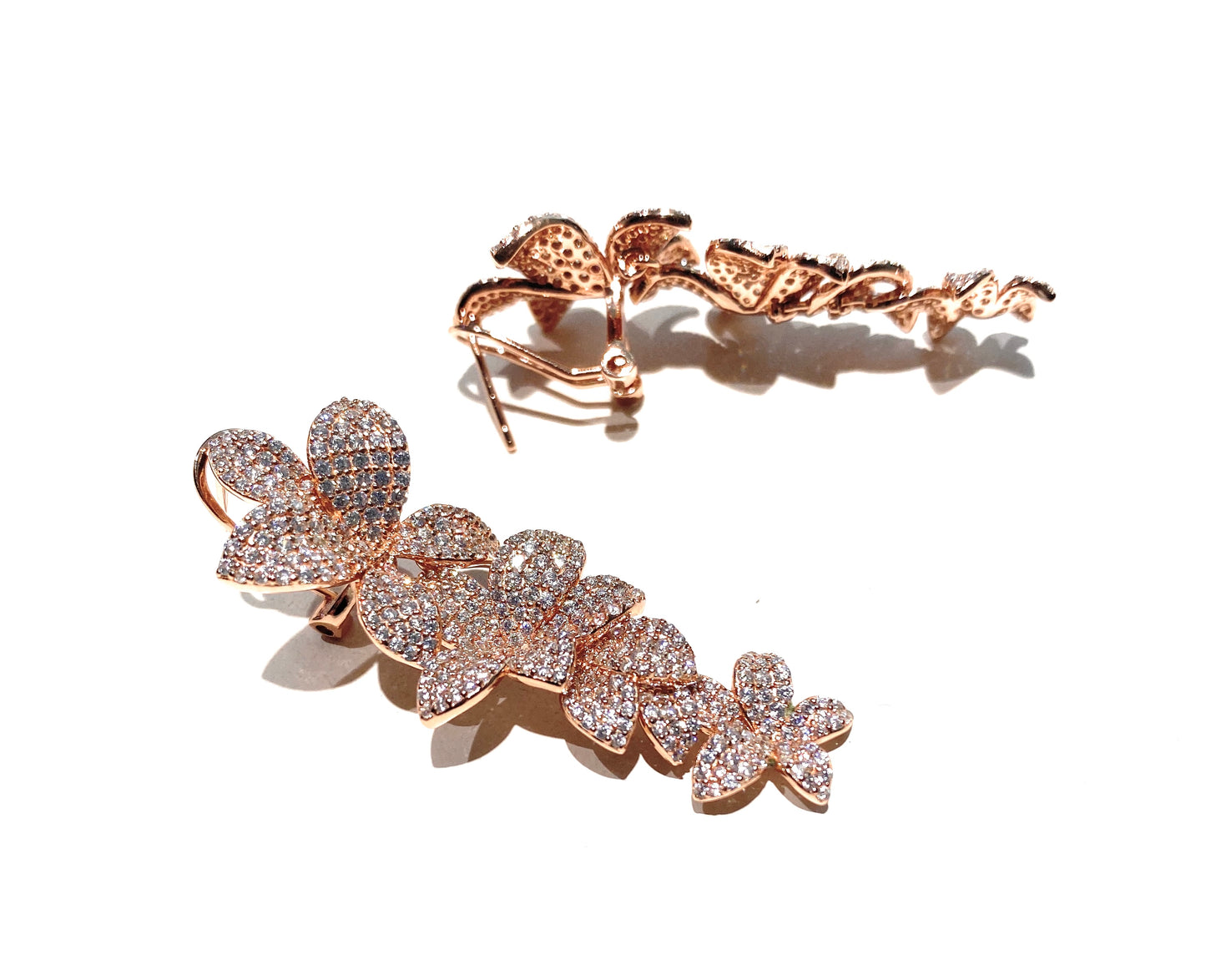 Orecchini fiori pendenti argento rosé perno e clips zirconi bianchi