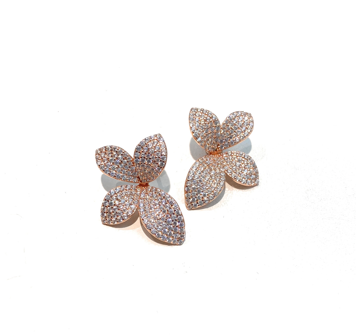 Orecchini a lobo fiore argento pavé zirconi argento rosé farfallina
