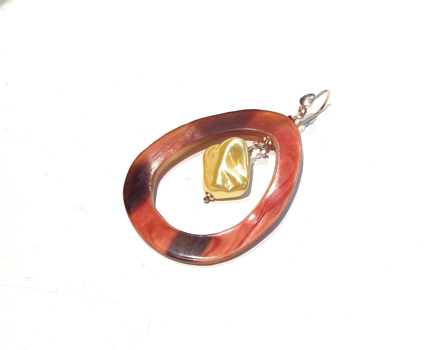 Orecchini corno bufalo perla fresh water dorata barocca argento sterling pendente ad amo