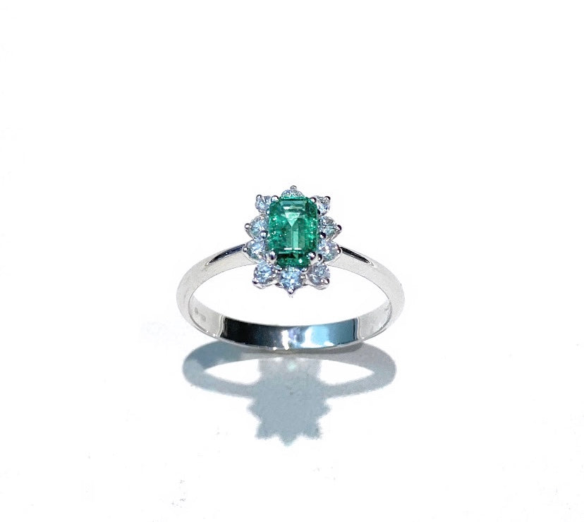 Anello smeraldo e contorno diamanti naturali oro bianco 18 kt