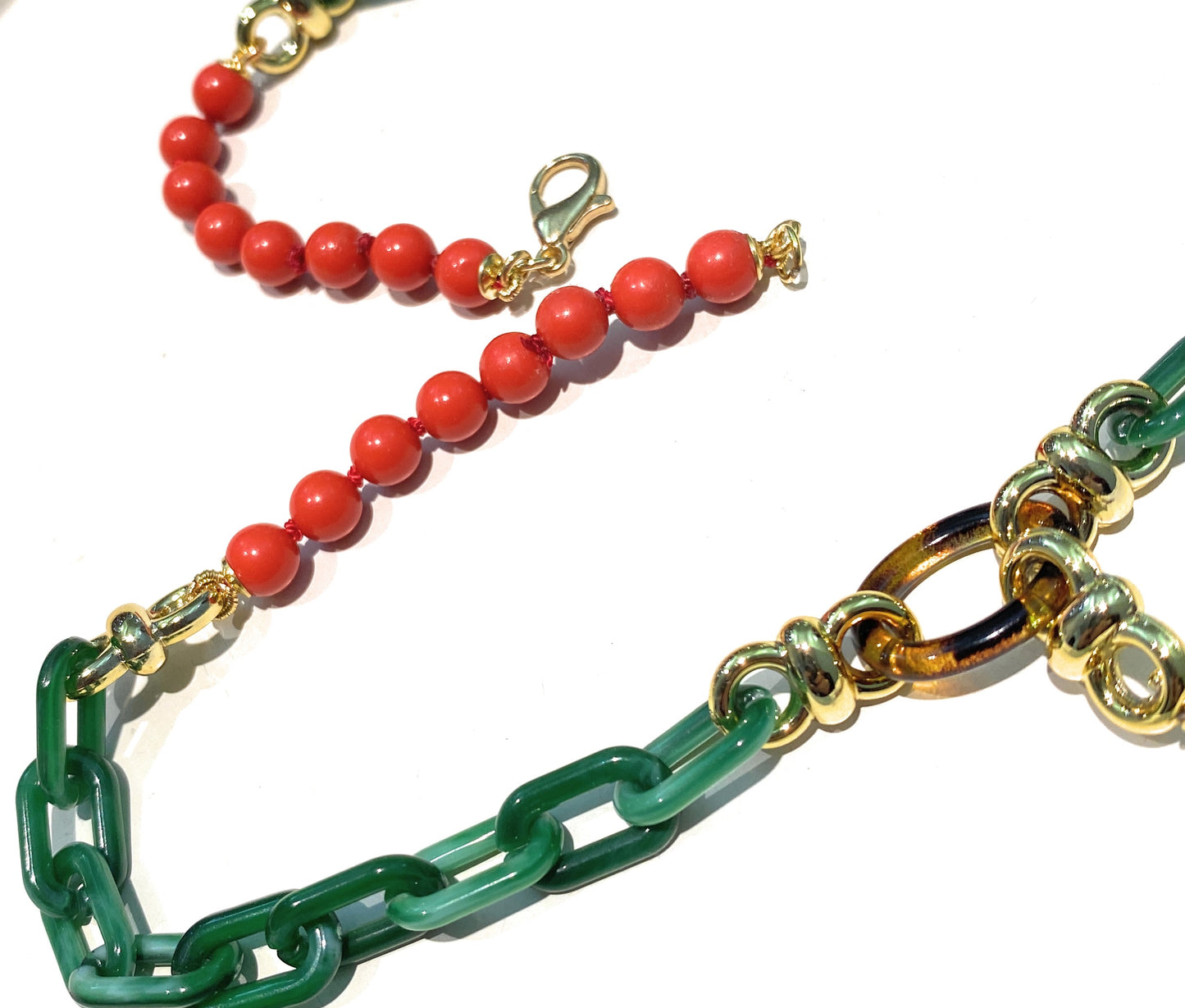 Collana diWa Jewels girocollo rosso con conchiglie charms sfumature verdi rifiniture in argento sterling