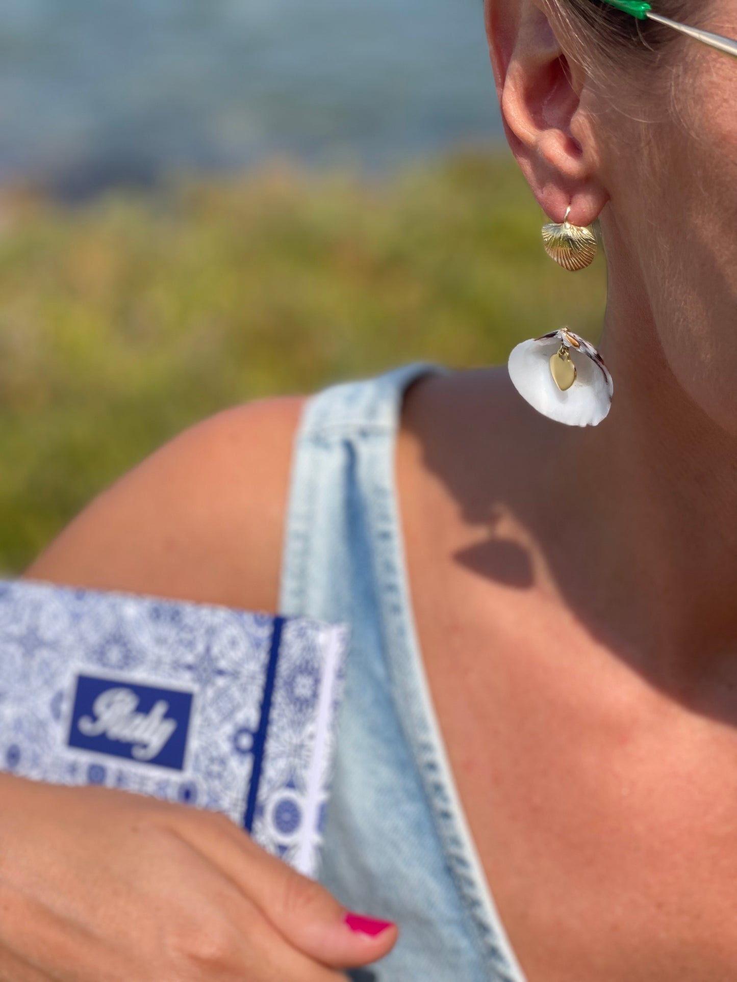 Monorecchino pasta turchese, corallo rosso italiano e conchiglia in argento sterling giallo