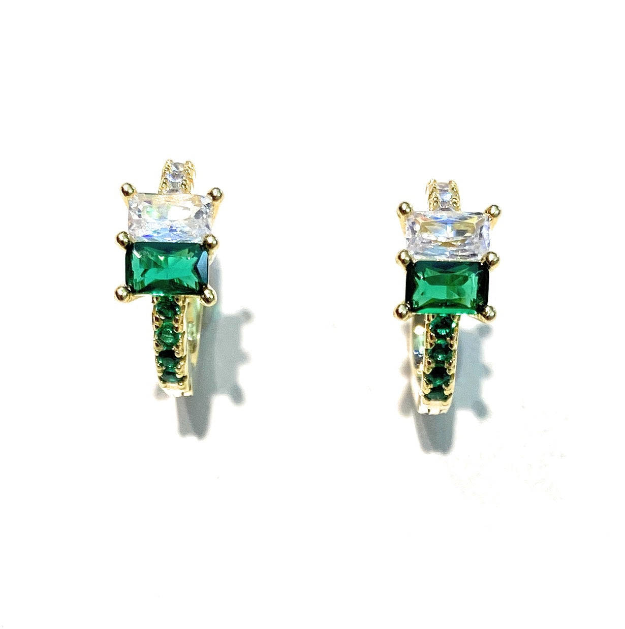 Orecchini a cerchietto baguette bianche e colorati e piccoli zirconi verdi e bianchi di contorno argento sterling placcato oro giallo