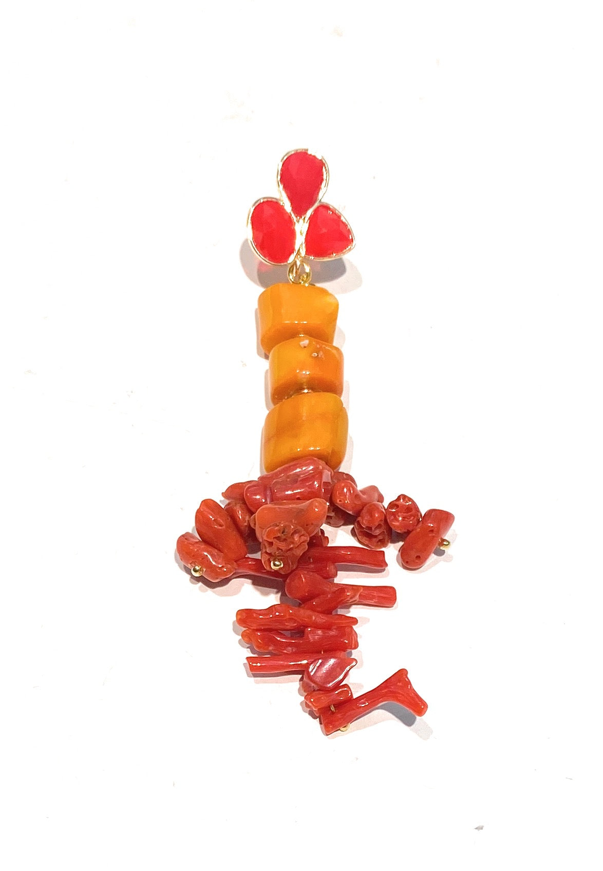 Mono orecchino corallo rosso naturale e elementi con pietre dure in argento sterling placcato oro giallo fatto a mano