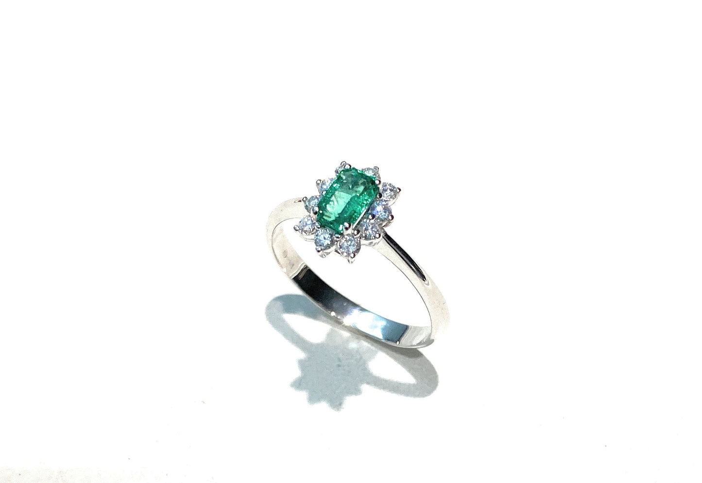 Anello smeraldo e contorno diamanti naturali oro bianco 18 kt