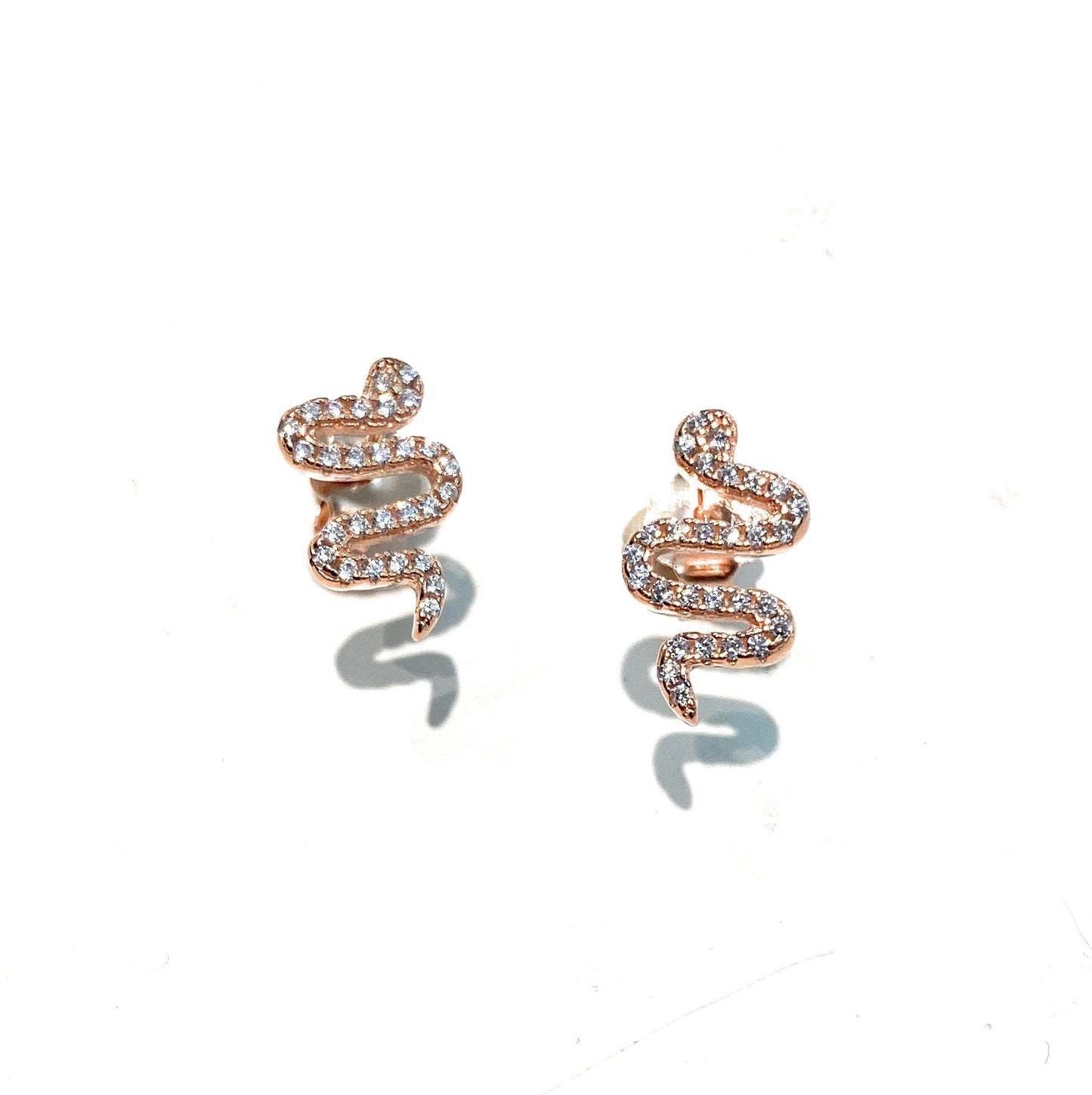 Orecchini a lobo serpentino argento rosé zirconi farfallina