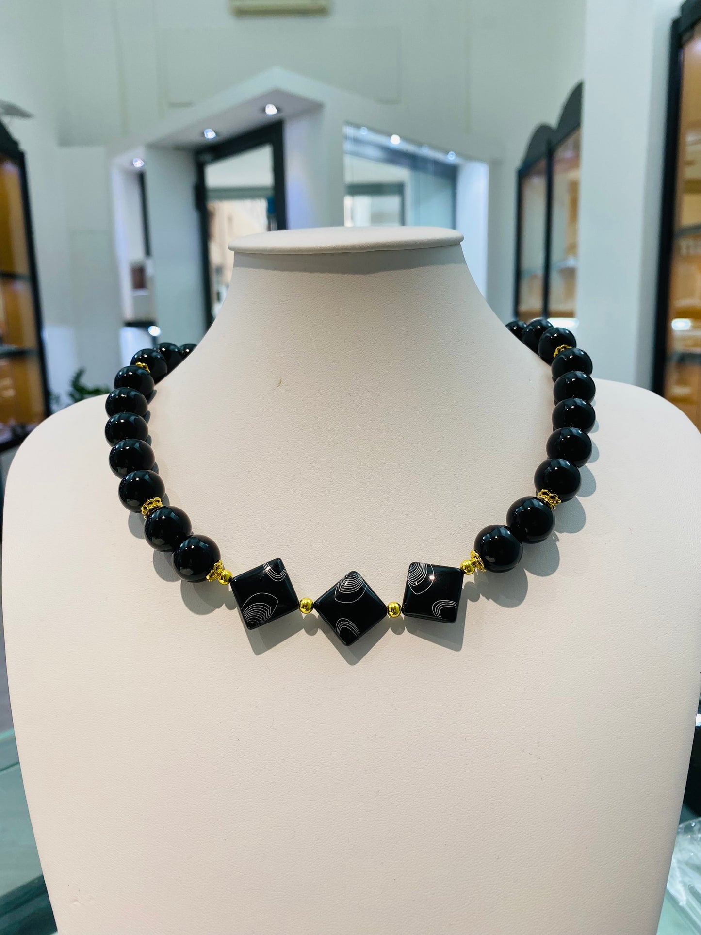 Collana onice tondo e rombo laserato in argento sterling placcato oro giallo
