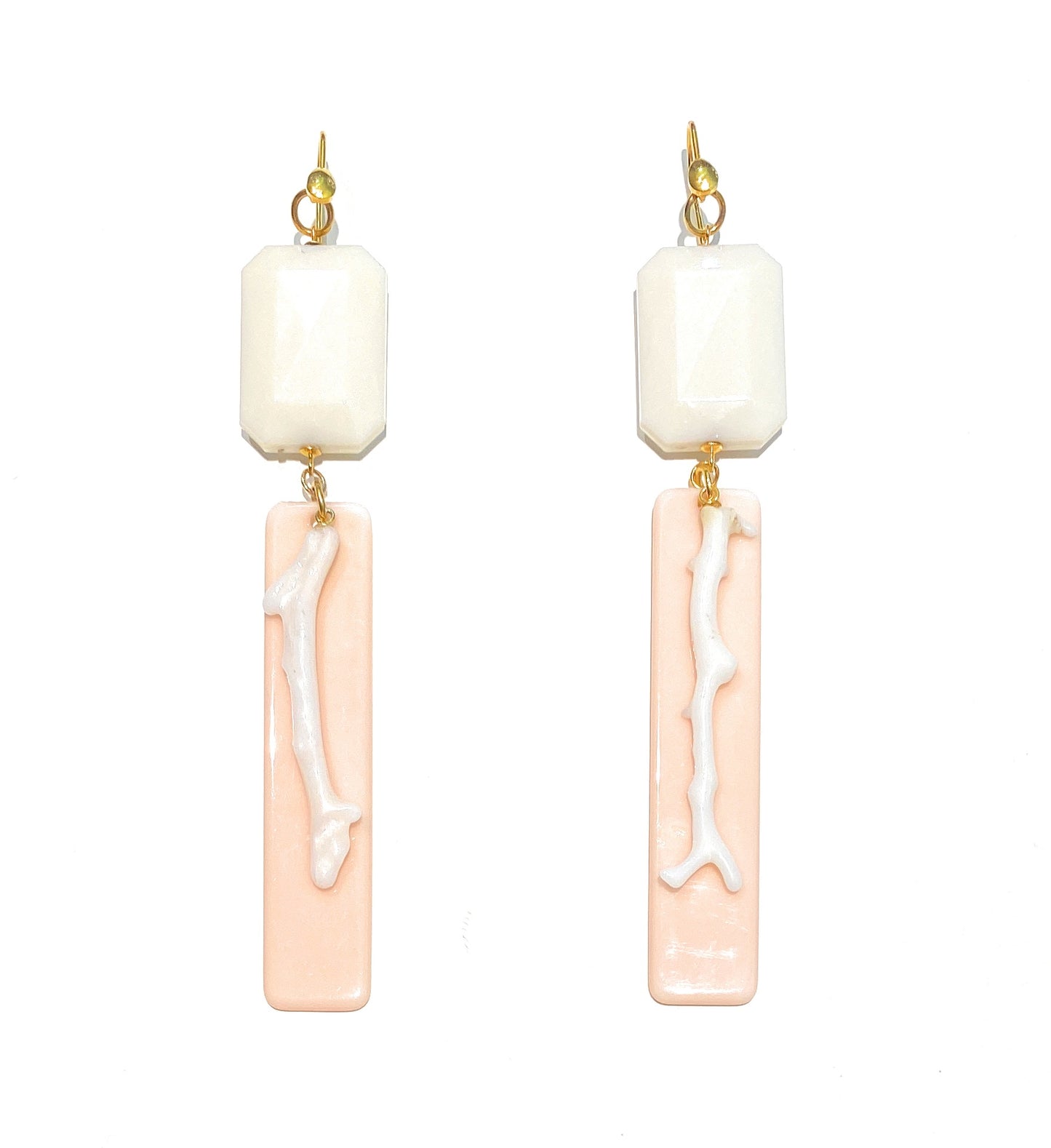 Orecchini pendenti lunghi in argento 925 con corallo bianco naturale e resina colorata – diWa Jewels