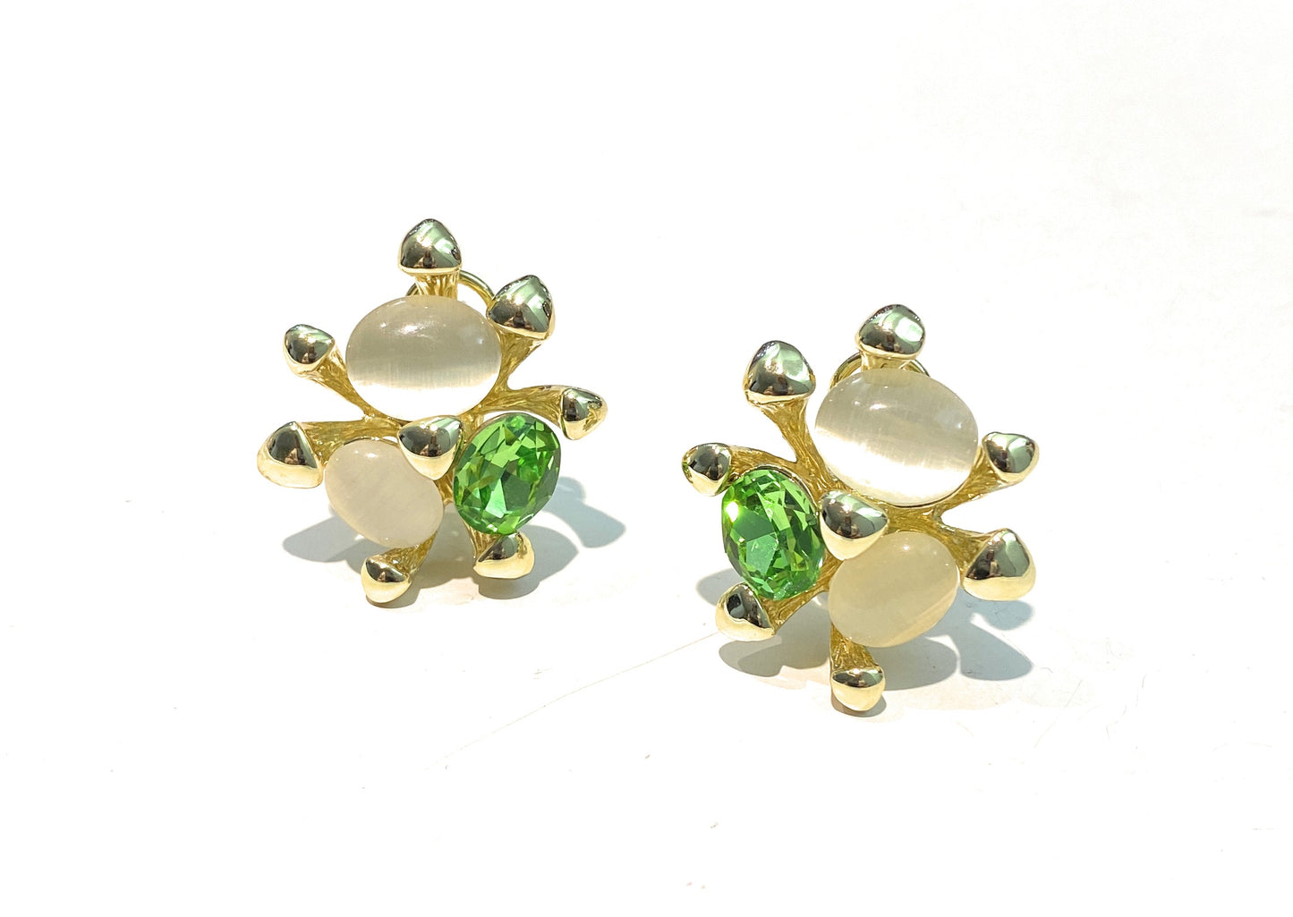 Orecchini a bottone bronzo e pietre dure cabochon verde e rosa cipria perno e clips placcato oro giallo