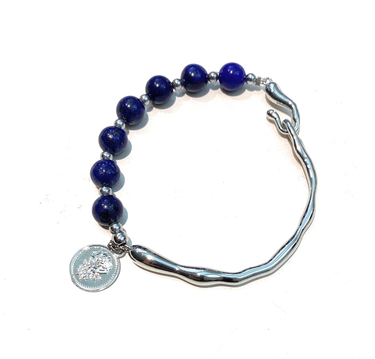 Bracciale semirigido metà pietre dure o perle e charm moneta in bronzo