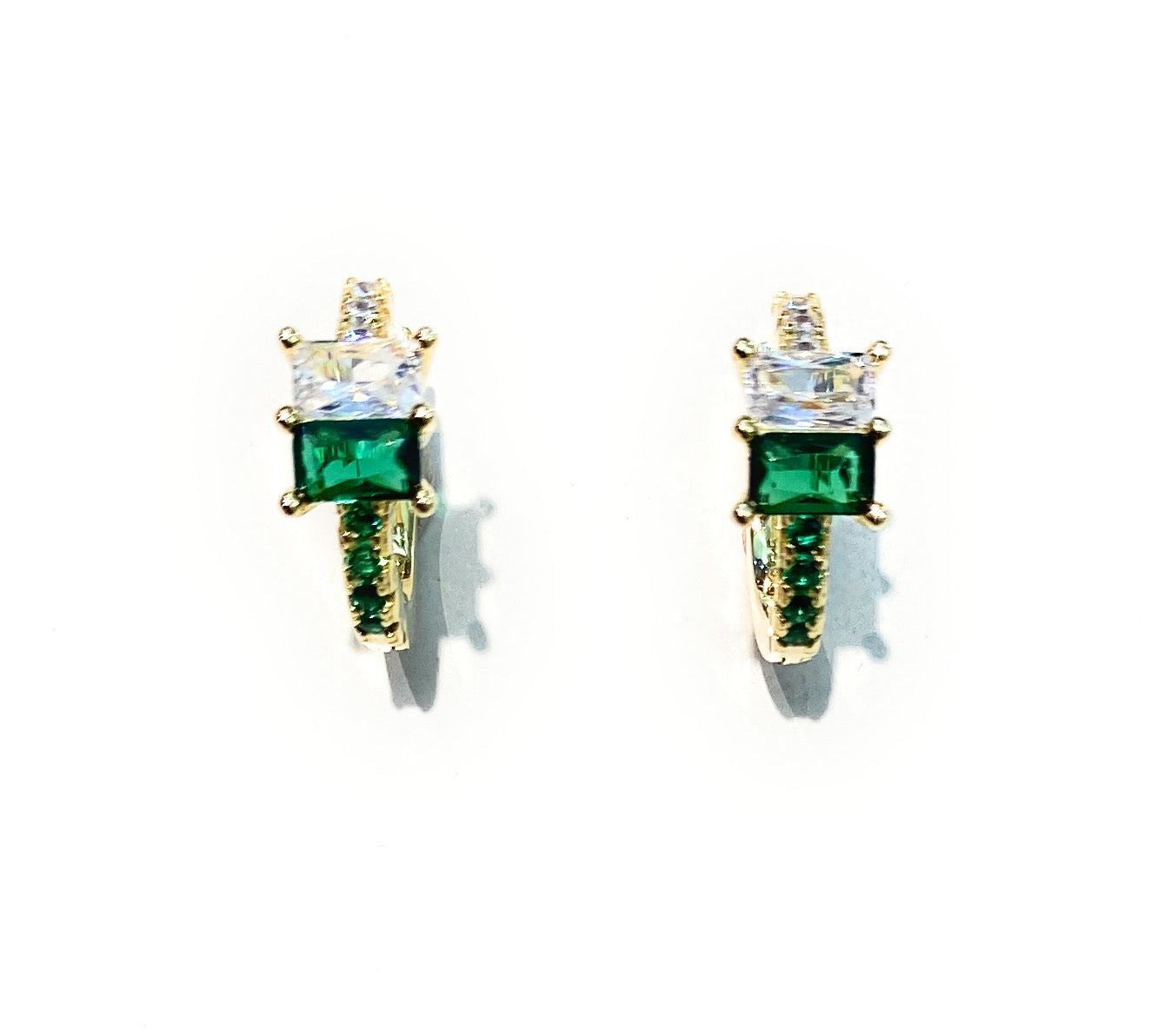 Orecchini a cerchietto baguette bianche e colorati e piccoli zirconi verdi e bianchi di contorno argento sterling placcato oro giallo