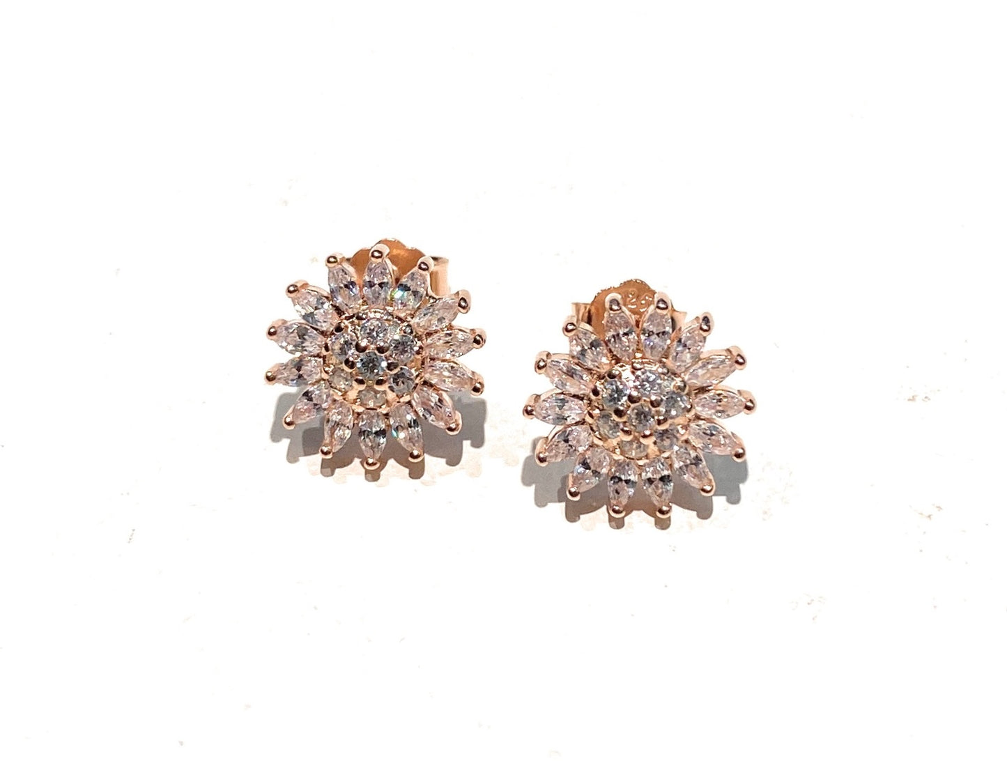 Orecchini sole argento sterling rosé e zirconi pavé bianchi farfallina