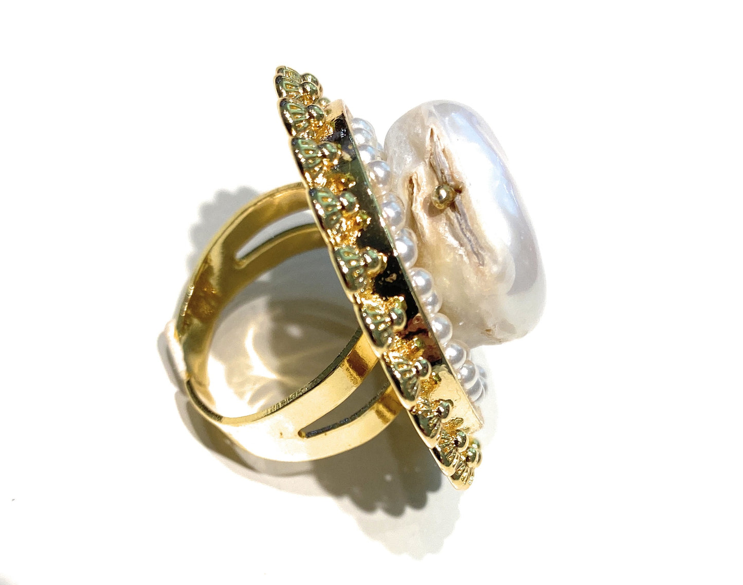 Anello filigrana e perlina con centrale perla bianca barocca in bronzo placcato oro giallo