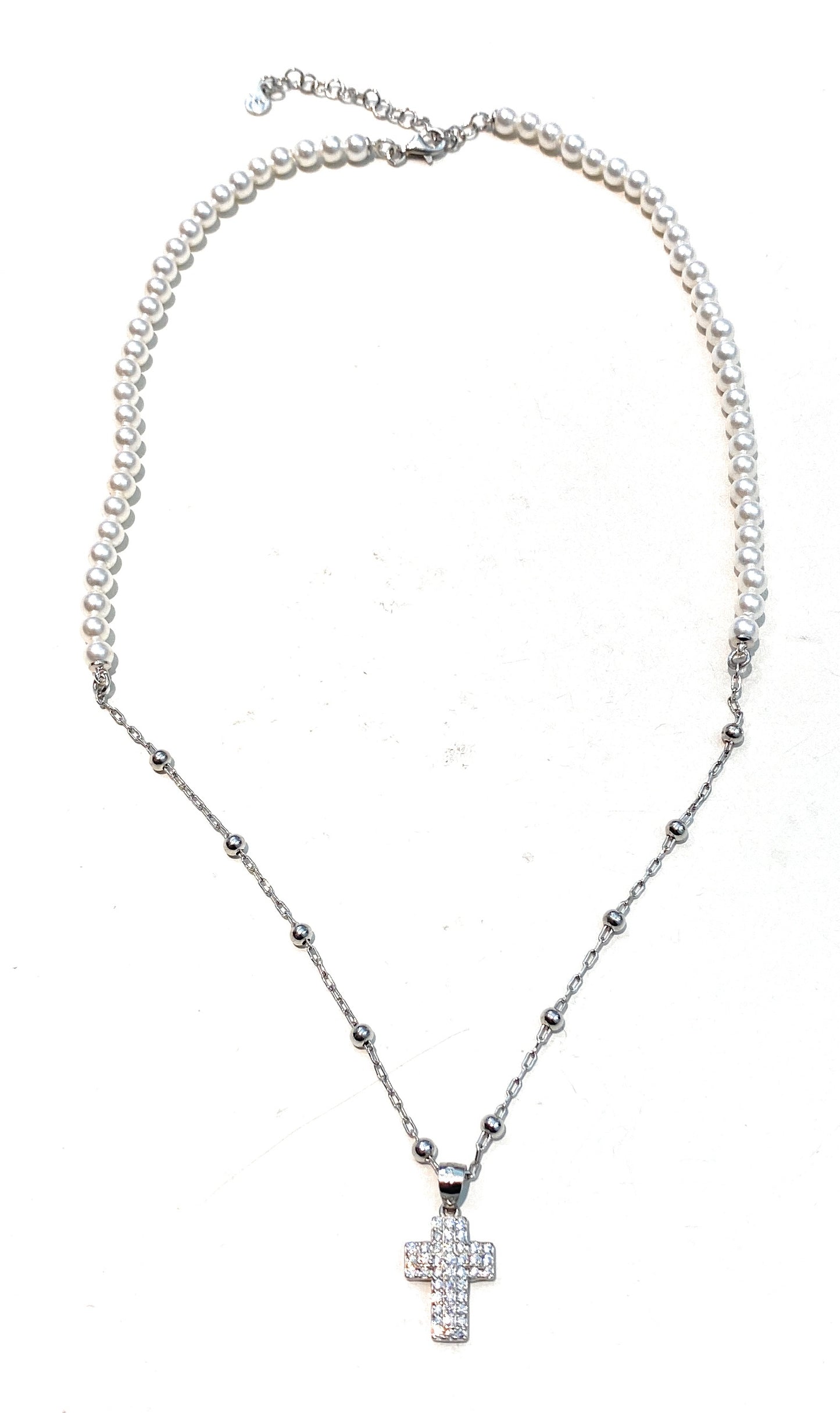 Collarino choker perle e maglia rosario con pendente crocetta pavé zirconi argento rodio bianco