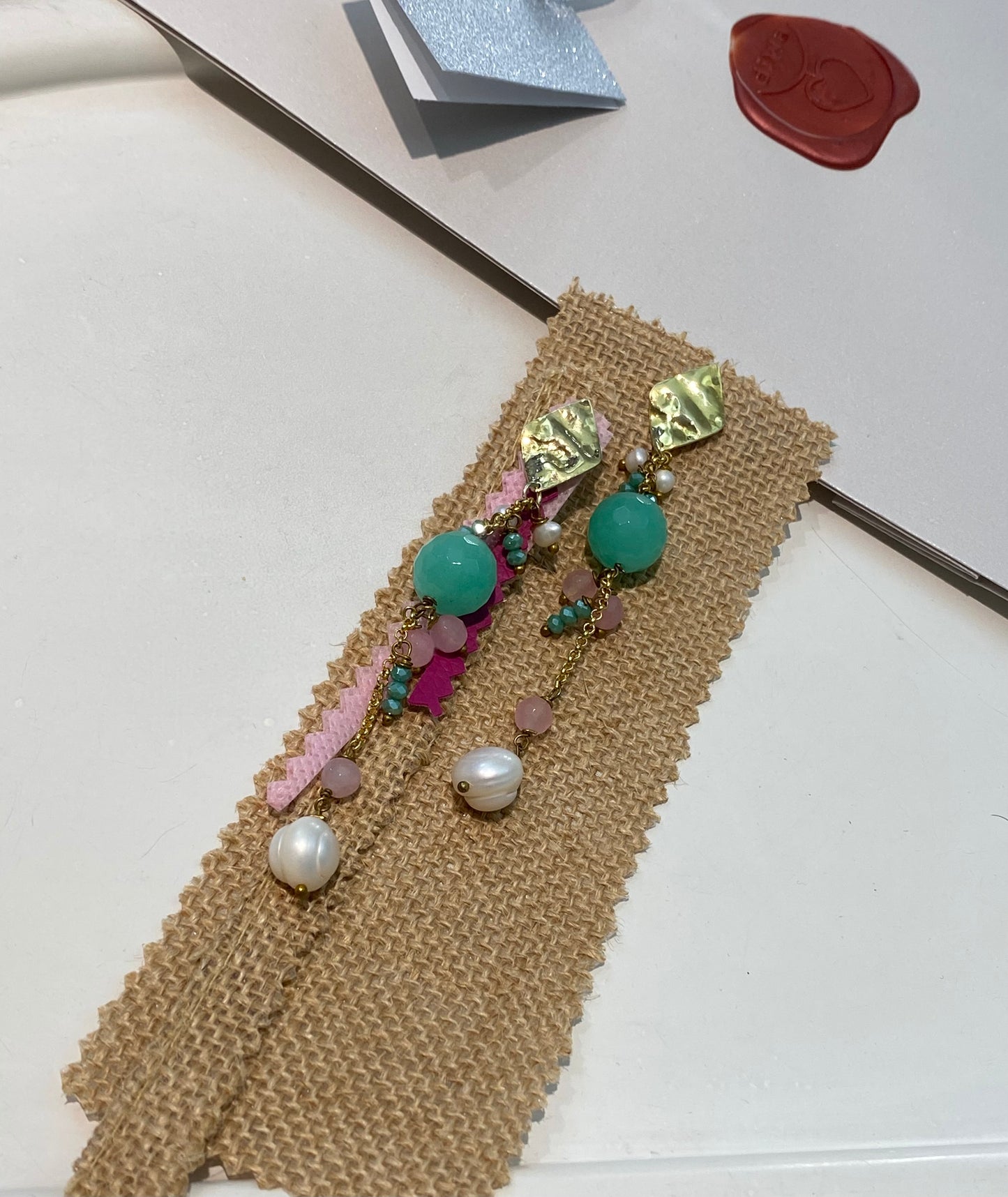 Orecchini diWa Jewels pendenti con agata verde e rosa con perle barocche in ottone galvanizzato giallo