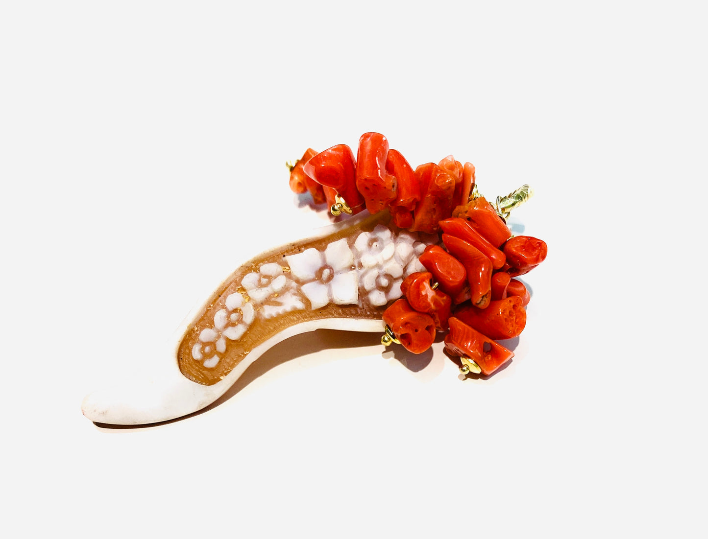 Pendente diWa Jewels Cornetto Cameo Naturale Inciso a Mano Cesello Fiori Frange Corallo Naturale rosso argento sterling placcato oro giallo