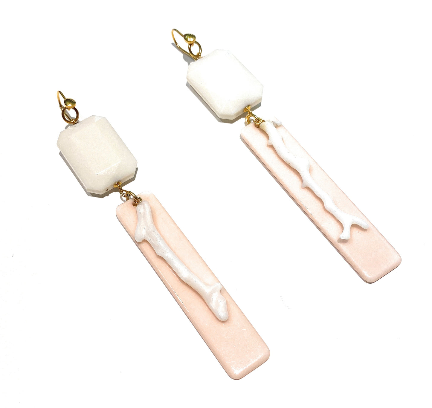 Orecchini pendenti lunghi in argento 925 con corallo bianco naturale e resina colorata – diWa Jewels