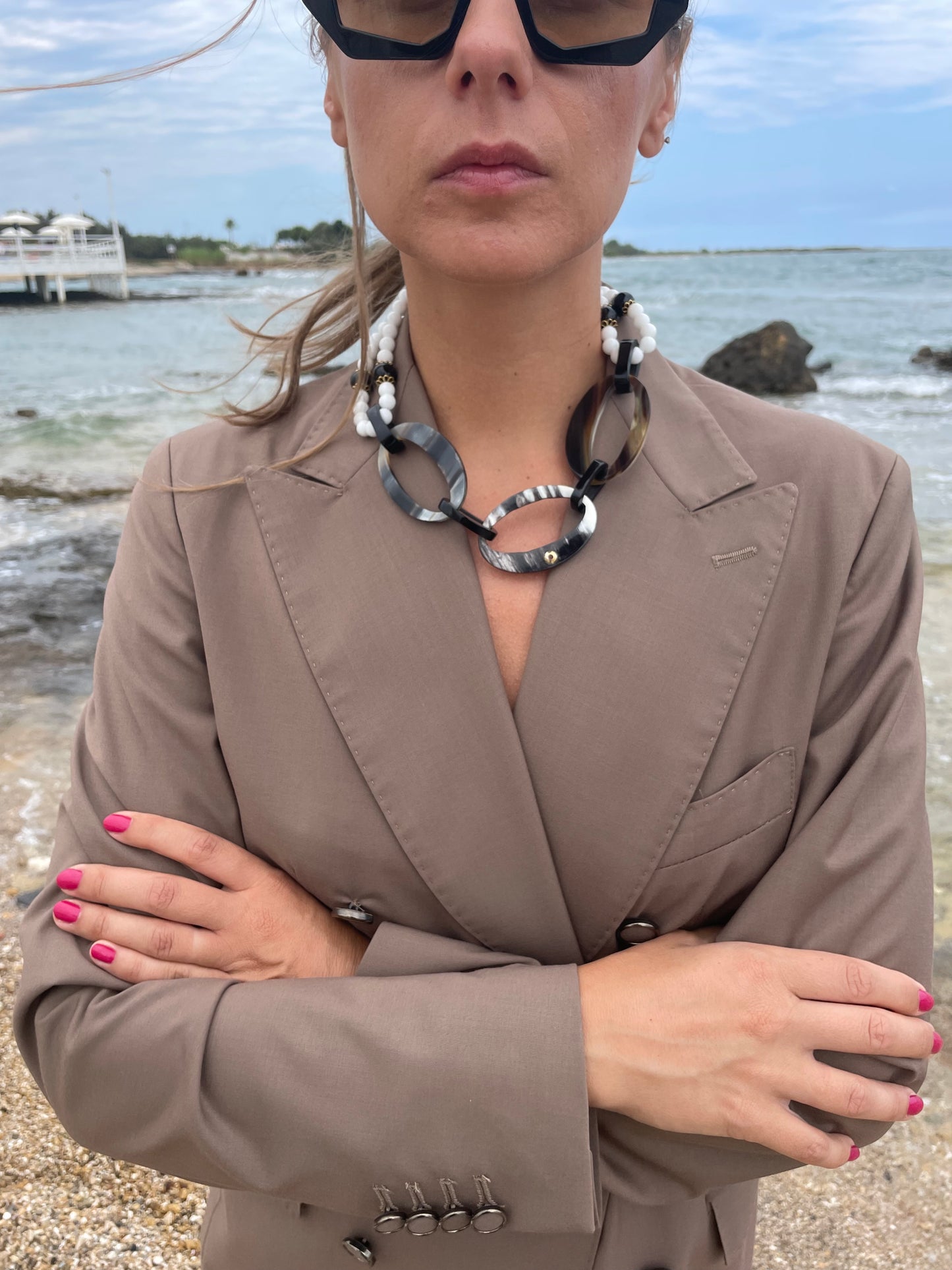 Collana con corno bufalo nero e onice con agata bianca in argento sterling