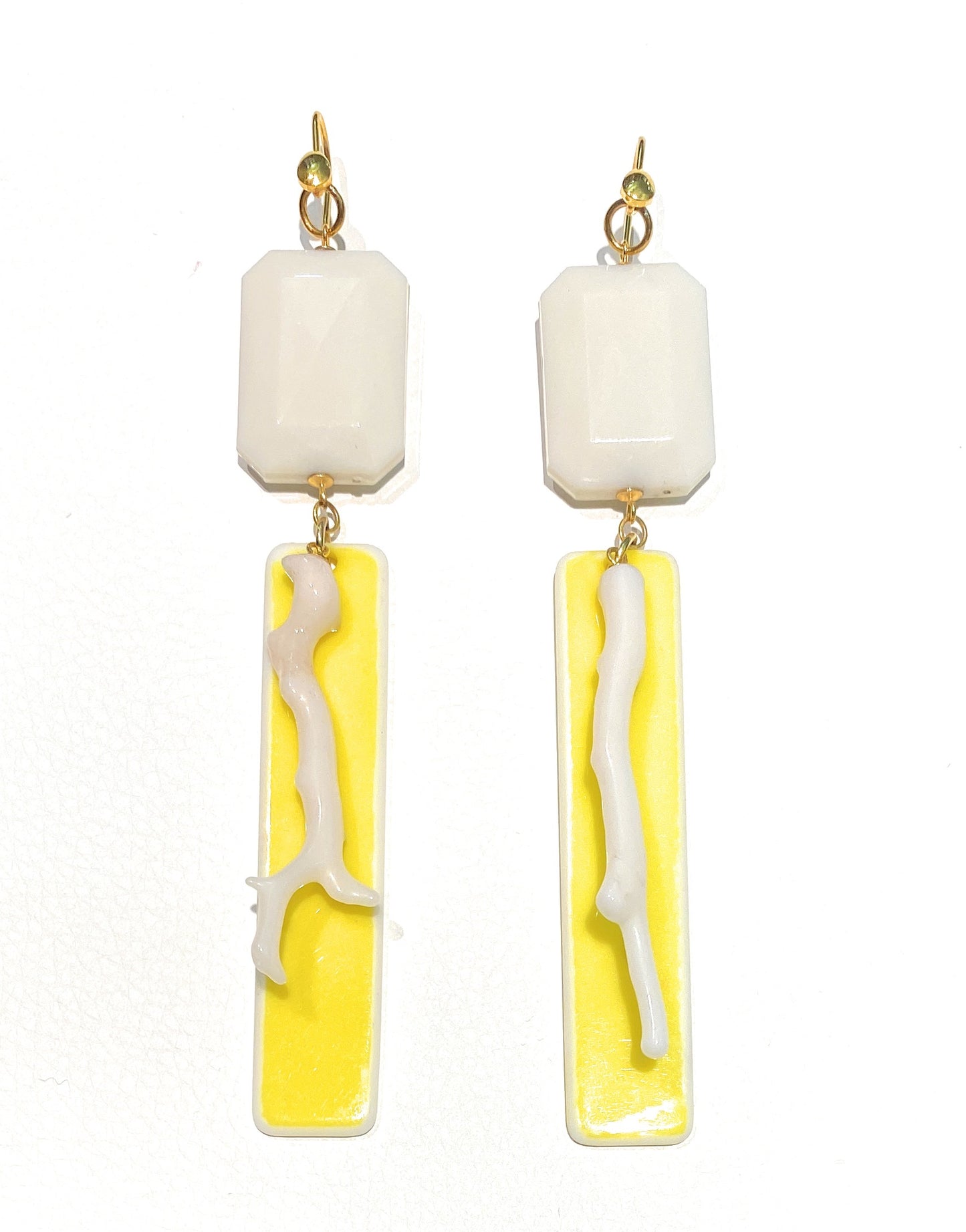 Orecchini pendenti lunghi in argento 925 con corallo bianco naturale e resina colorata – diWa Jewels
