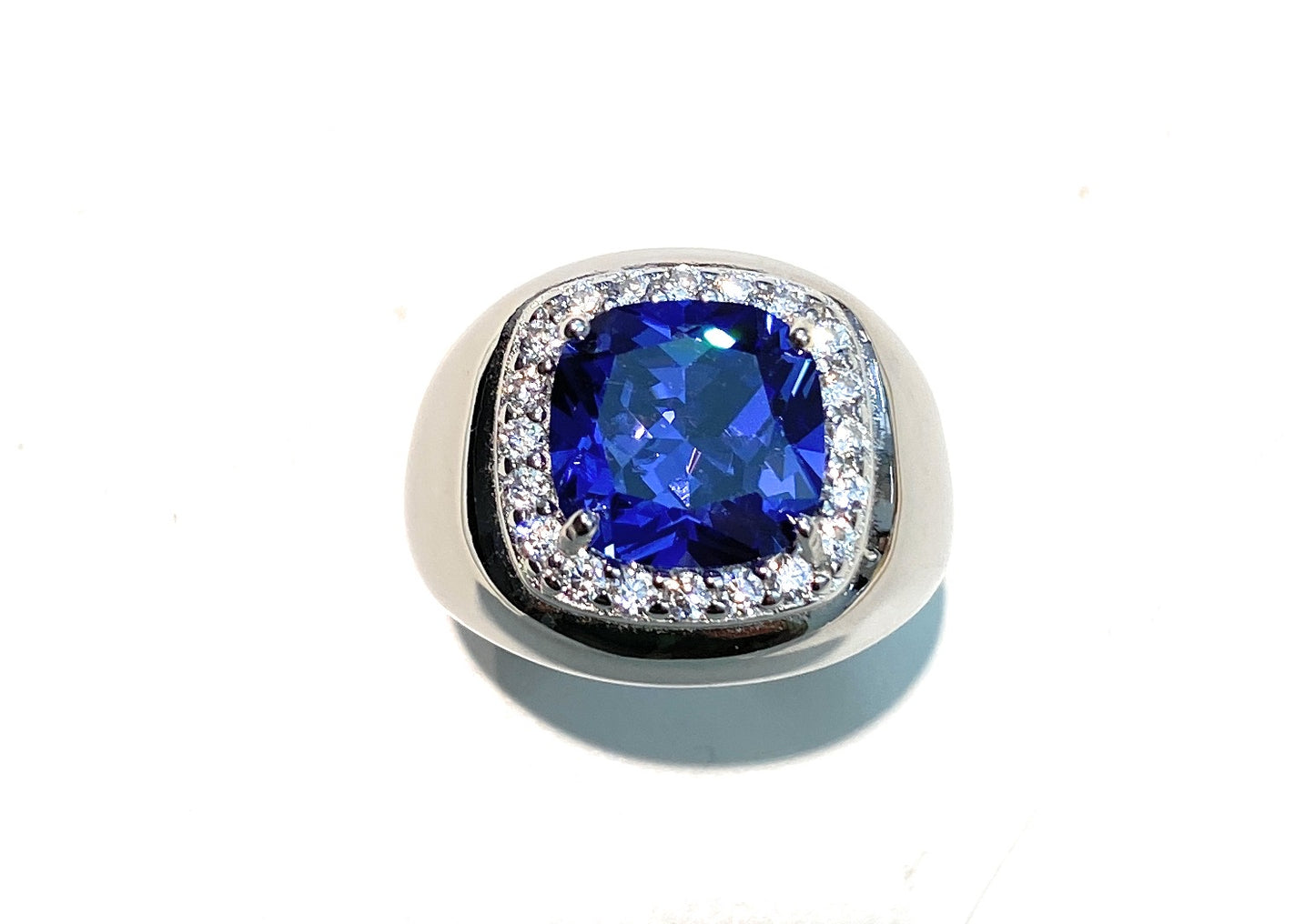 Anello chevalier zircone carré blu tanzanite argento rodio bianco contorno zirconi