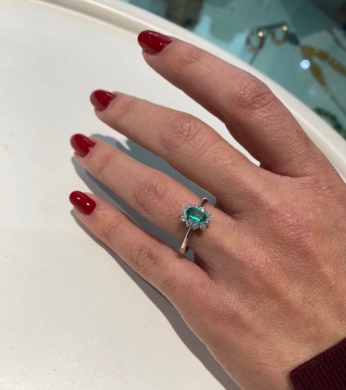 Anello smeraldo e contorno diamanti naturali oro bianco 18 kt