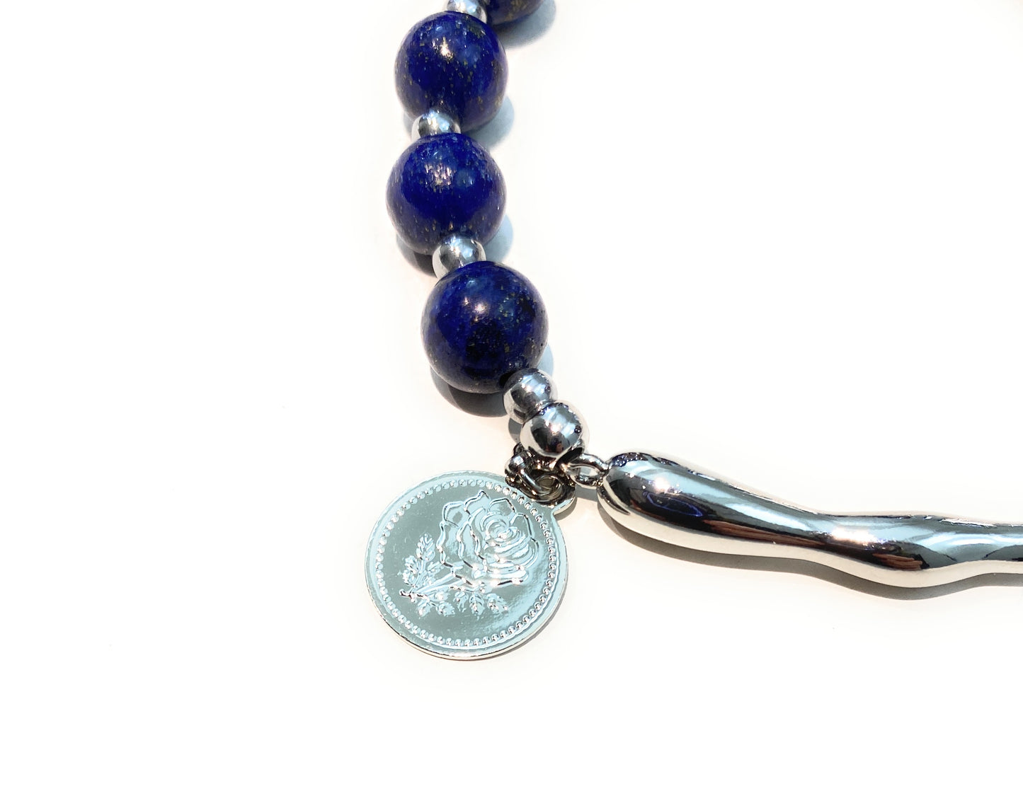 Bracciale semirigido metà pietre dure o perle e charm moneta in bronzo