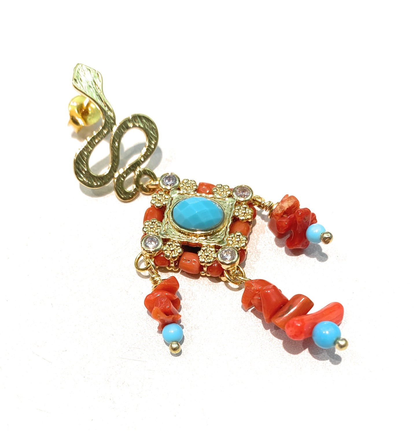 Mono orecchino corallo rosso naturale e elementi con pietre dure in argento sterling placcato oro giallo fatto a mano